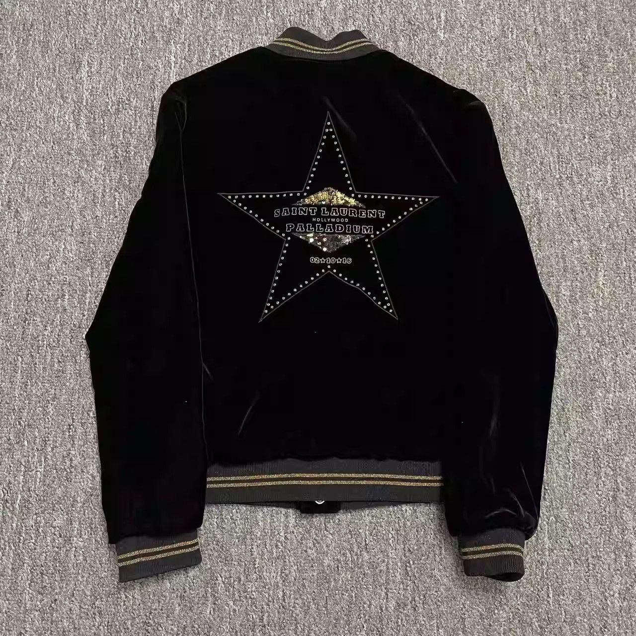 Saint Laurent Paris Saint Laurent velvet jacket Size US S / EU 44-46 / 1 - 1 Thumbnail