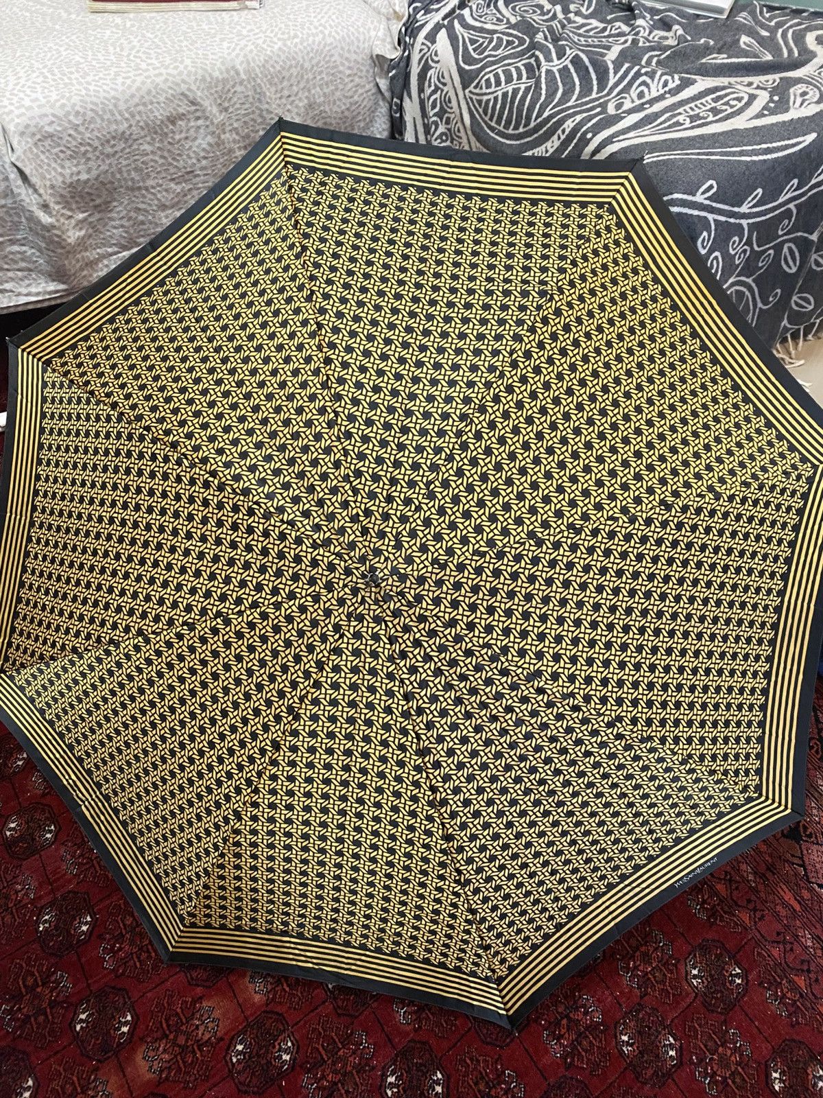 Yves Saint Laurent Vintage over pront Yves Saint Lauren folding umbrella Size ONE SIZE - 1 Thumbnail