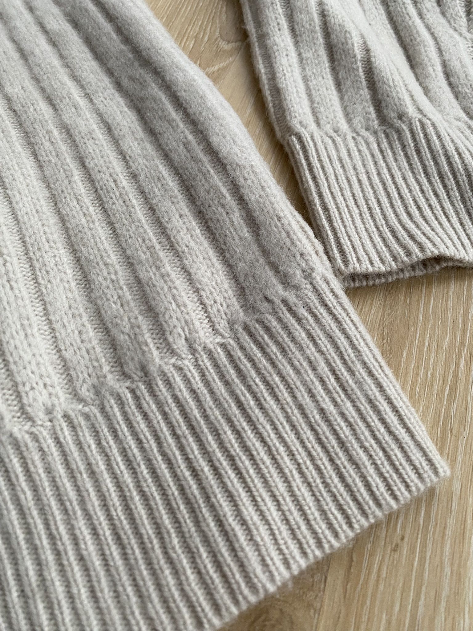 Wood Wood 48/M - Lambswool Cable V-Neck - Nature Size US M / EU 48-50 / 2 - 9 Thumbnail