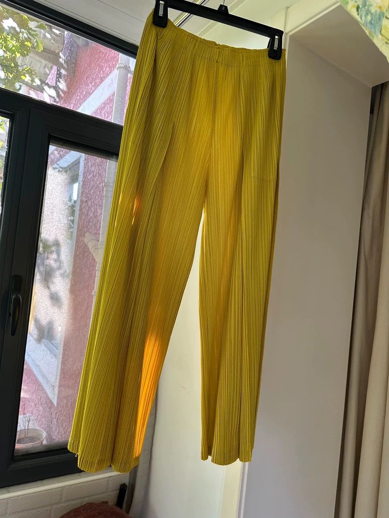 Issey Miyake Issey Miyake size:4 Turmeric fluorescent yellow pleated wi Size 31" - 1 Thumbnail