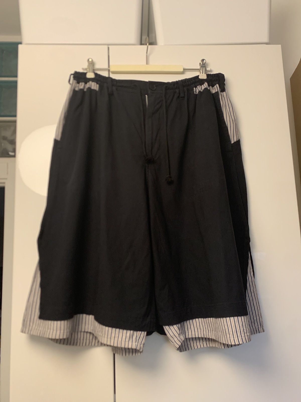 image of Yohji Yamamoto Two Fabrics Shorts in Black, Men's (Size 34)