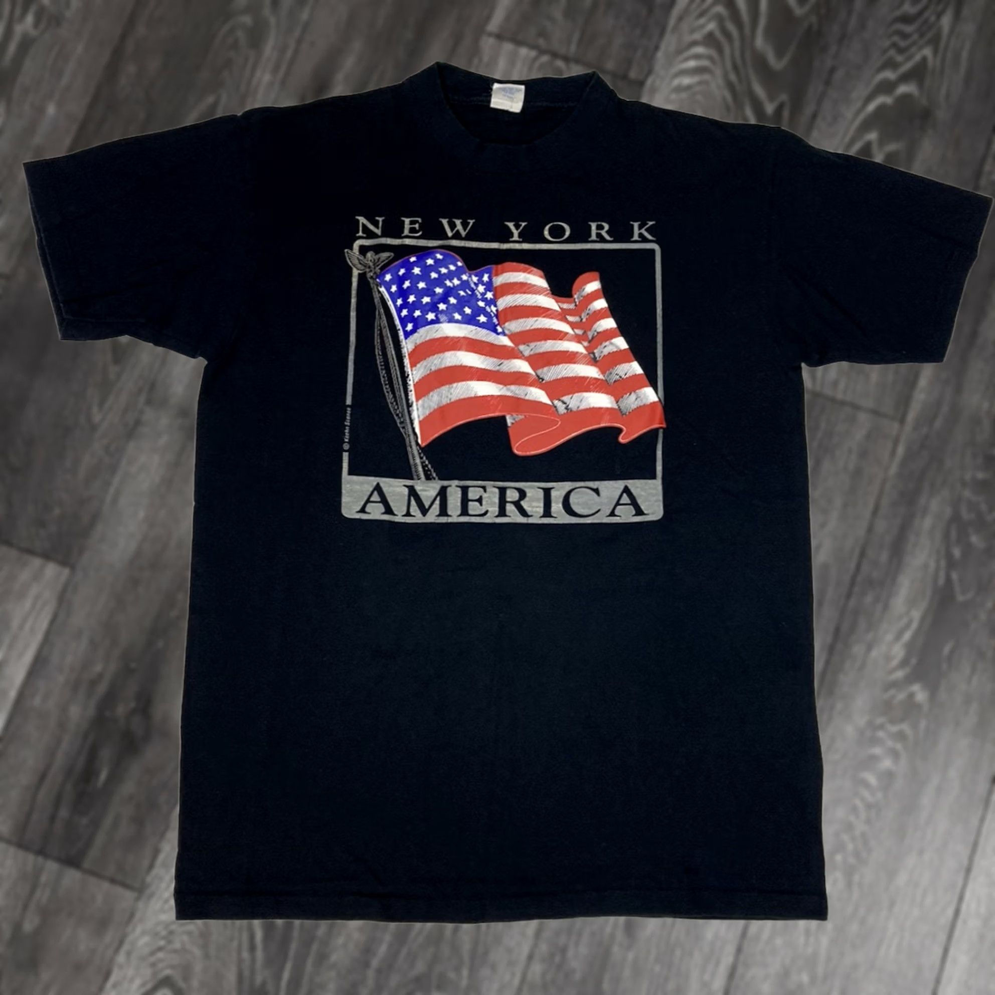 Vintage VINTAGE New York USA Flag Graphic T-shirt Men L 90s Cotton Black Crew Neck Short Sleeve Logo 1990s City Size US L / EU 52-54 / 3 - 1 Thumbnail