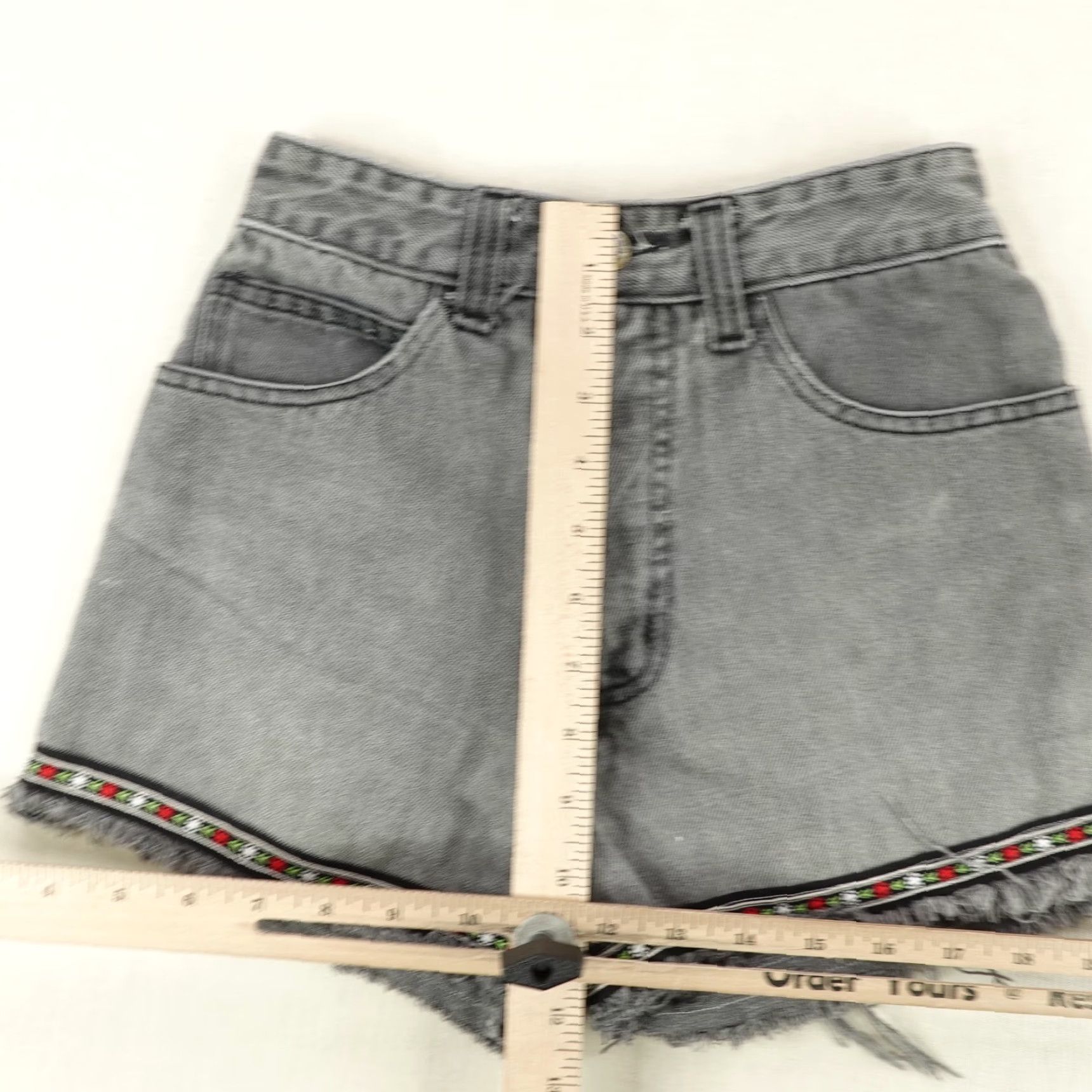 Guess VINTAGE Guess Women's Denim Shorts Size 27 Gray Cut-Off 90s Casual Outdoor Size 24" / US 00 / IT 34 - 7 Thumbnail
