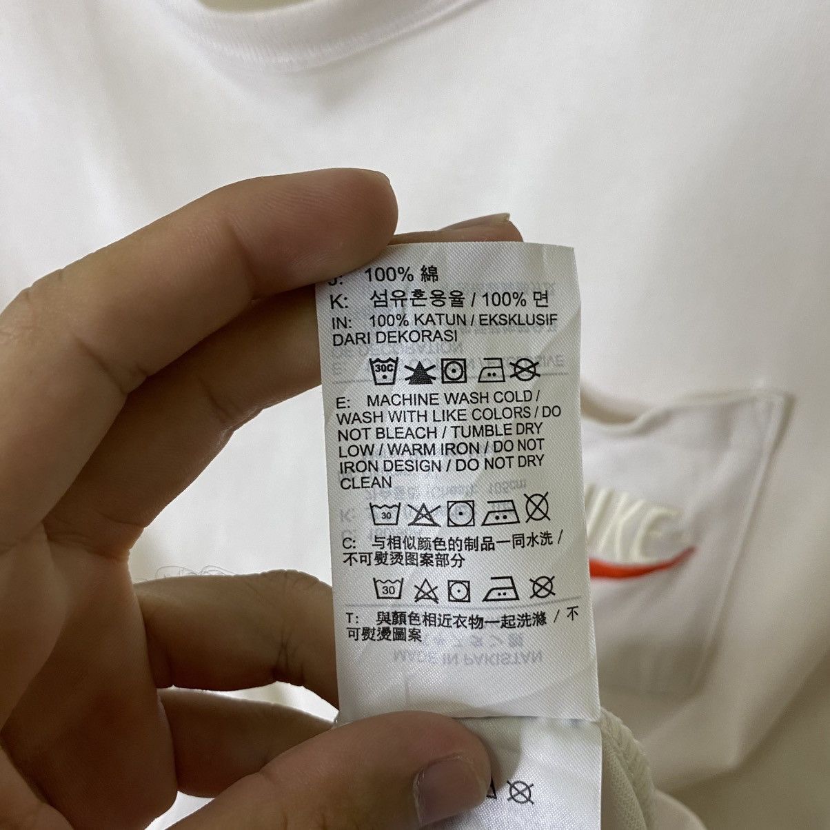 Nike Vintage Y2K Nike Embroidered Big Swoosh Skater T Shirt Size US L / EU 52-54 / 3 - 4 Thumbnail