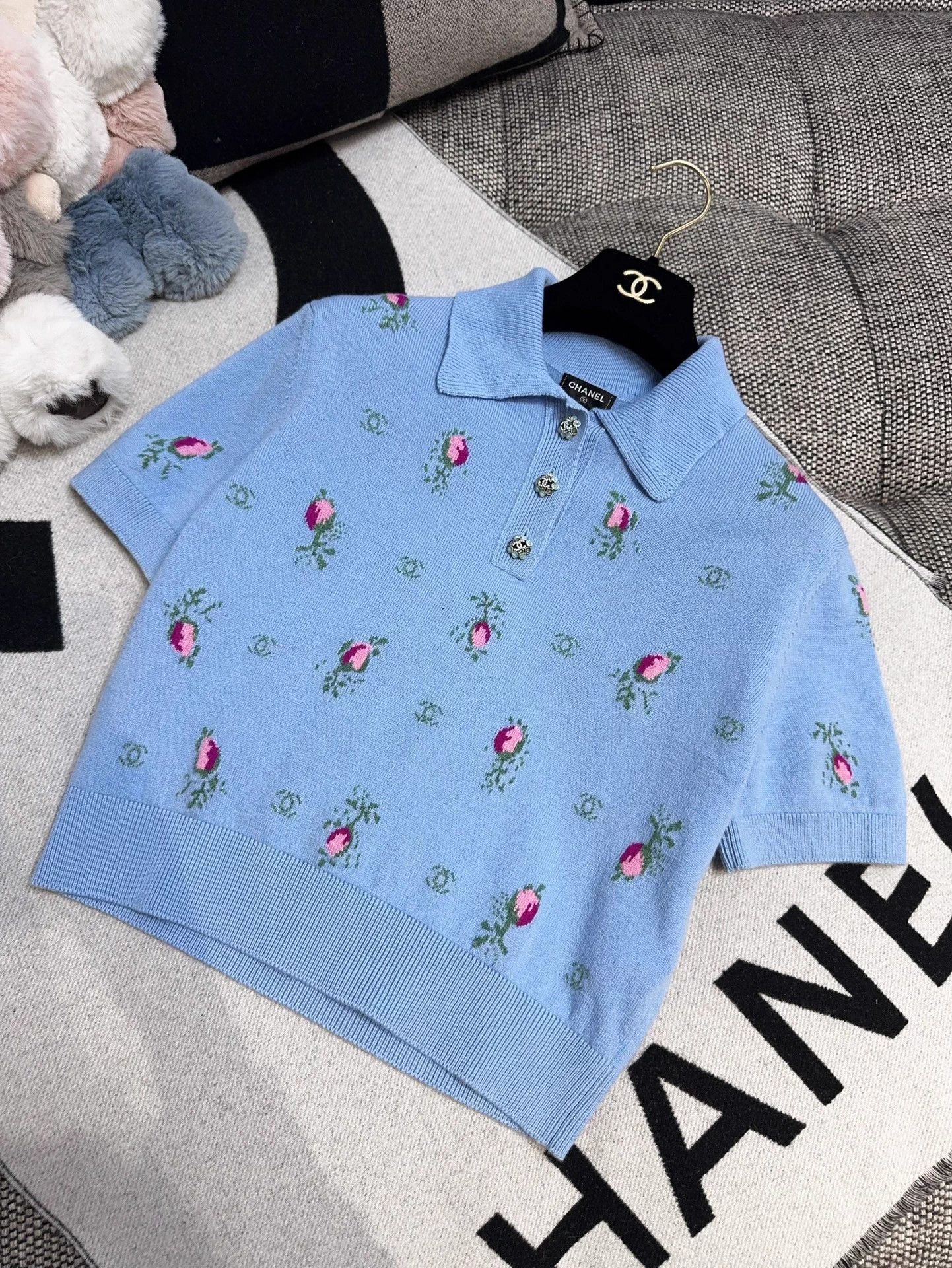Chanel Chanel 22K Light Blue Floral Gemstone Cashmere Polo Shirt Size XS / US 0-2 / IT 36-38 - 2 Thumbnail
