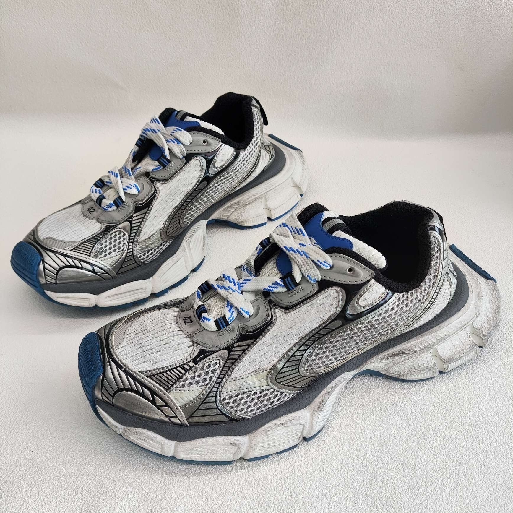 Balenciaga Balenciaga Gray Lowtop Sneakers 9 Men Size US 9 / EU 42 - 1 Thumbnail