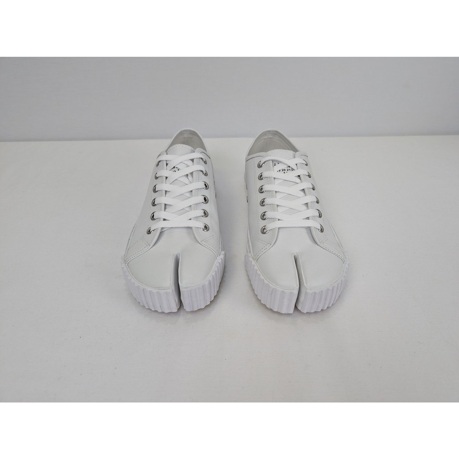 Maison Margiela o1rshd1 Q:3 / Tabi Low Top Sneakers in White Size US 9 / EU 42 - 11 Thumbnail