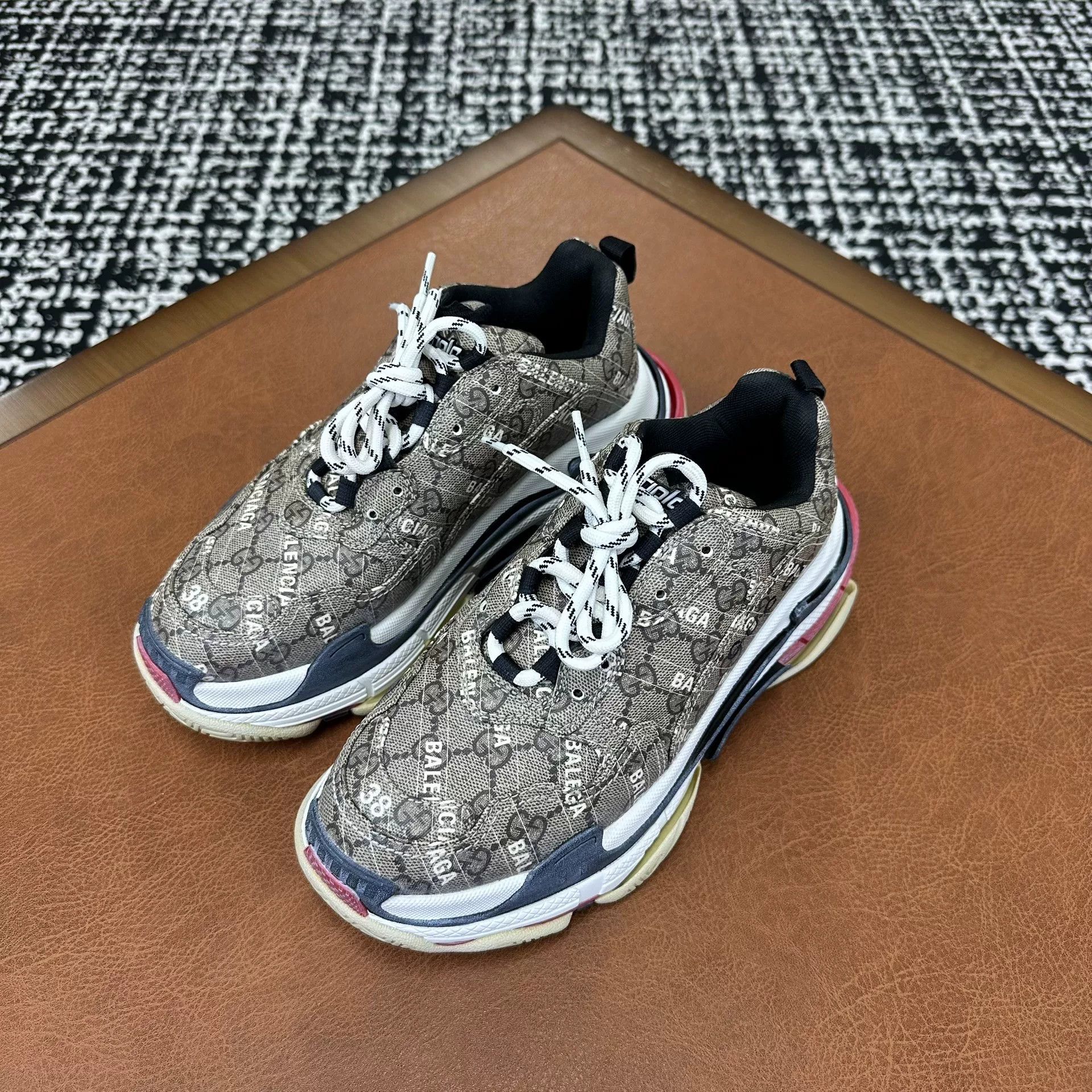 Gucci Gucci Collab Lowtop Sneakers it_38 Women Size US 8 / IT 38 - 1 Thumbnail