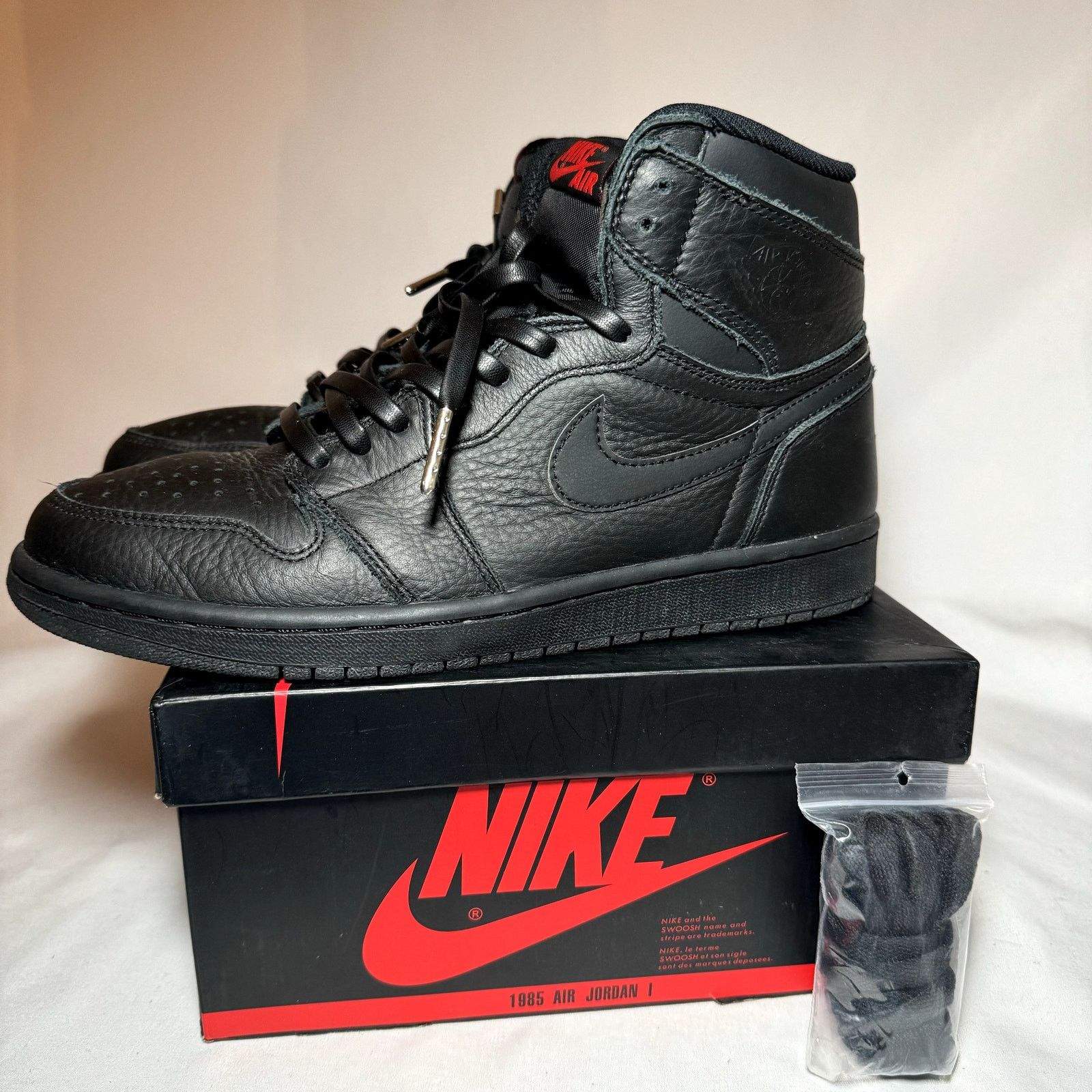Jordan Brand × Nike Size 9 - Air Jordan 1 Retro High OG Triple Black Men's Shoes Size US 9 / EU 42 - 9 Thumbnail
