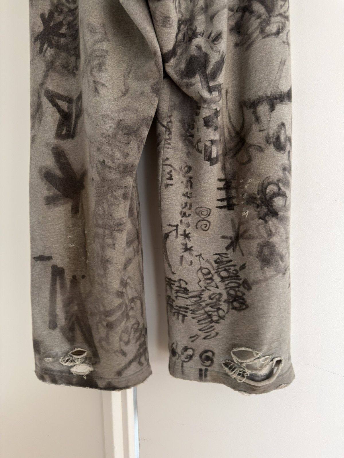 Balenciaga BALENCIAGA SS23 MUD SHOW GRAFFITI SKATER BAGGY SWEATPANTS Size US 32 / EU 48 - 6 Thumbnail
