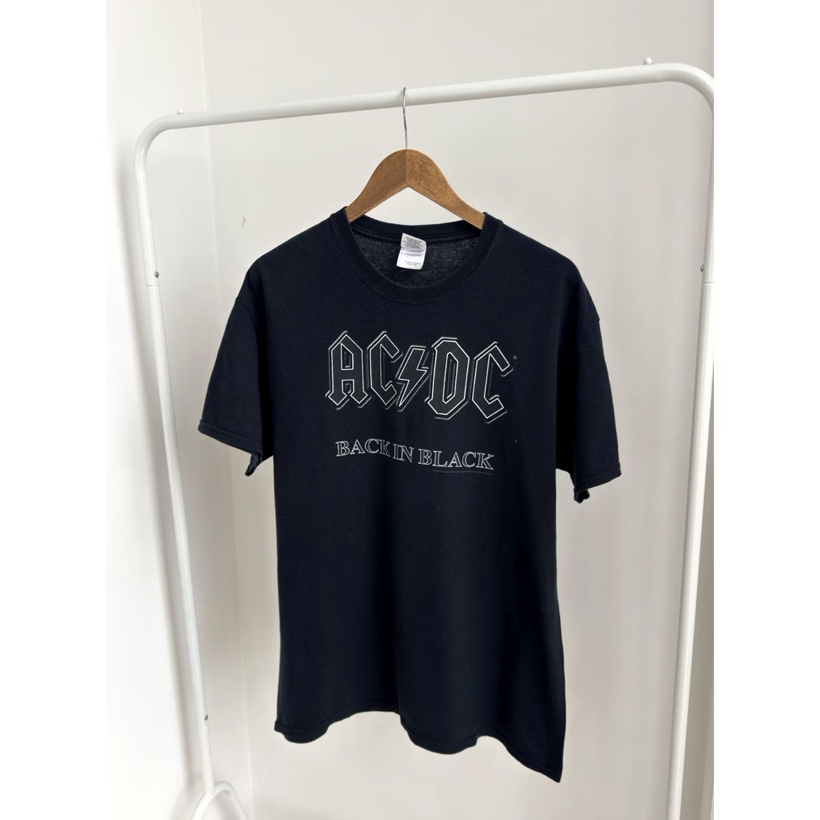 Gildan VINTAGE ACDC BACK IN BLACK 2010 BAND ROCK LOGO BLACK T-SHIRT Men L Size US L / EU 52-54 / 3 - 3 Thumbnail