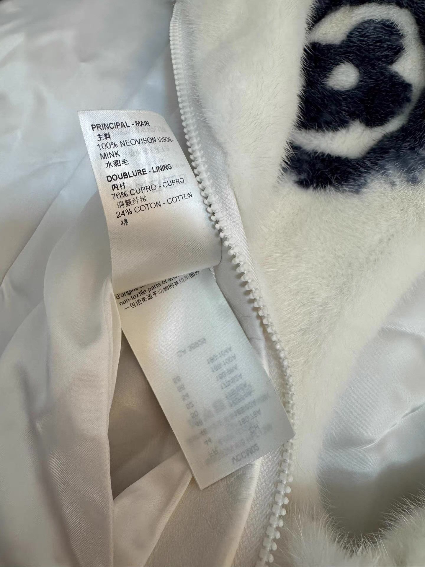 Louis Vuitton Louis Vuitton White Mink Fur Vest Q14 Size US XL / EU 56 / 4 - 5 Thumbnail