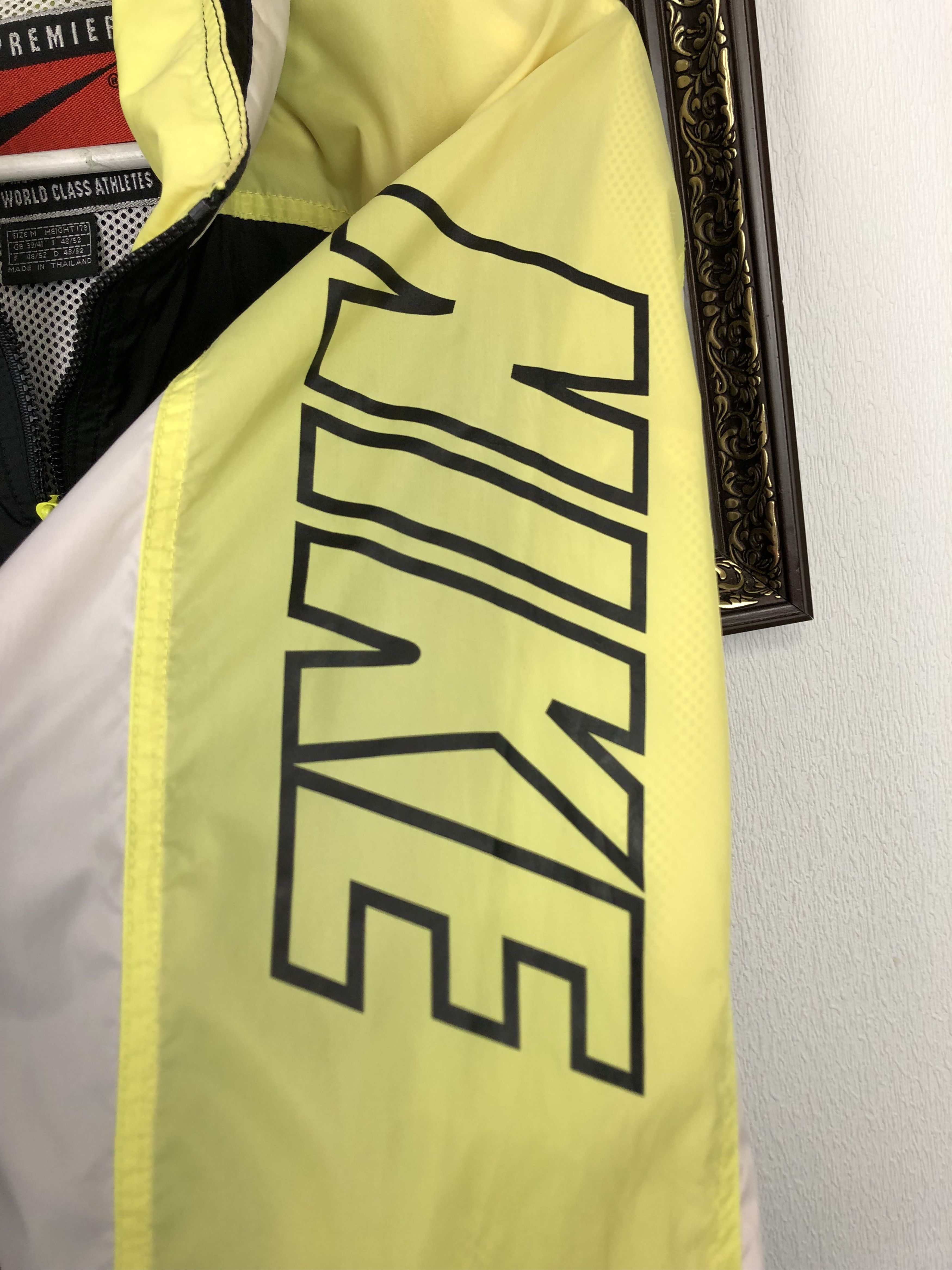 Nike Vintage Nike Borussia Dortmund Football Jacket Windbreaker Size US M / EU 48-50 / 2 - 5 Thumbnail