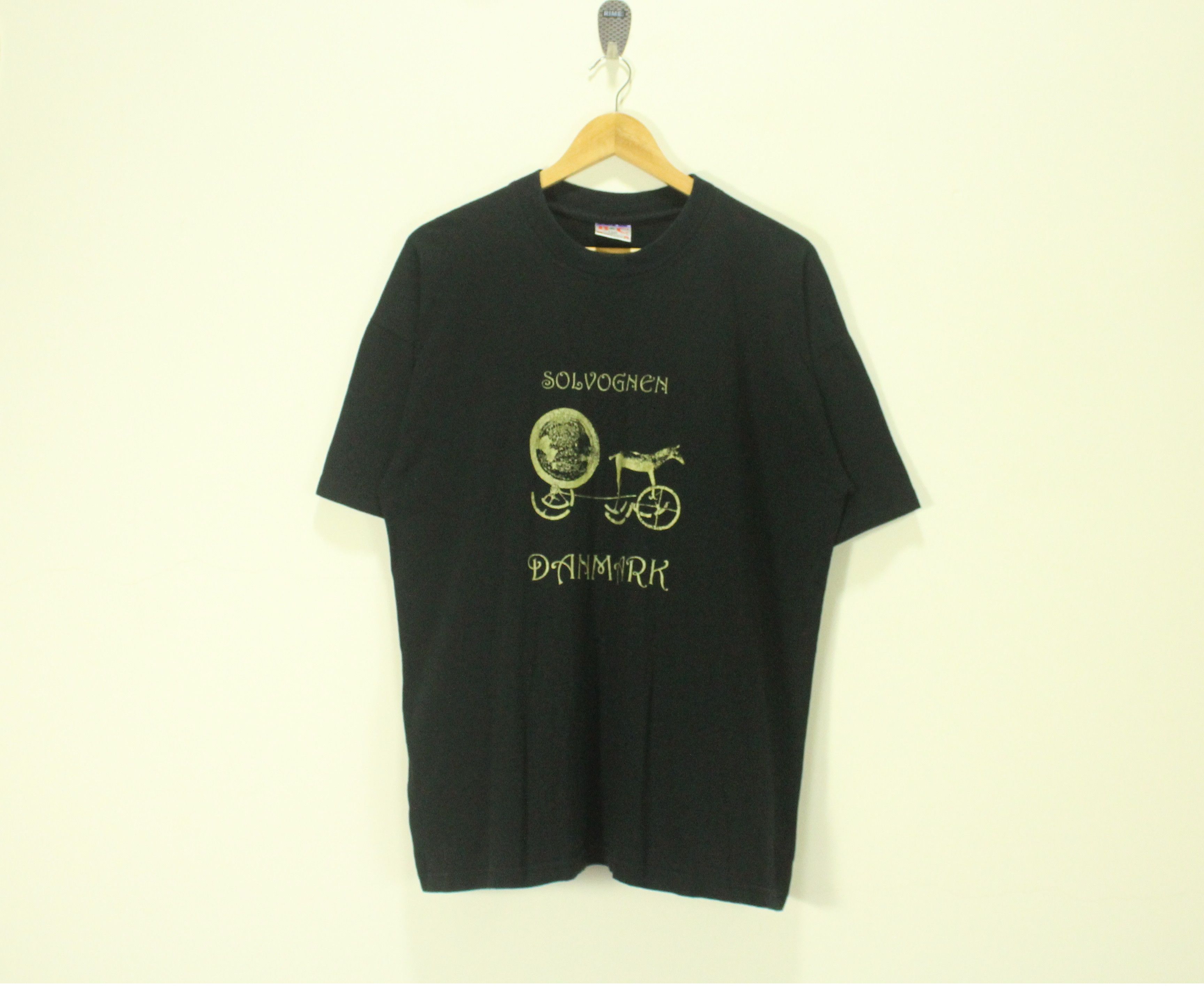 Vintage Vintage 90s SOLVOGNEN T Shirt Art Objet Nordic Bronze Age Size US L / EU 52-54 / 3 - 1 Thumbnail