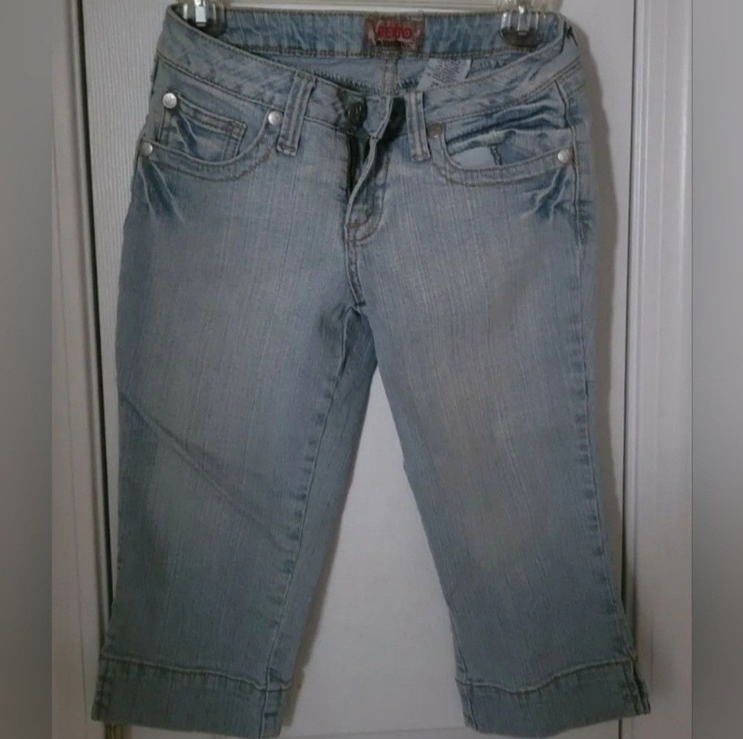 Other Nobo No Boundaries Capri Light Wash Jeans Rhinestone Size 3 Size 26" / US 2 / IT 38 - 4 Thumbnail