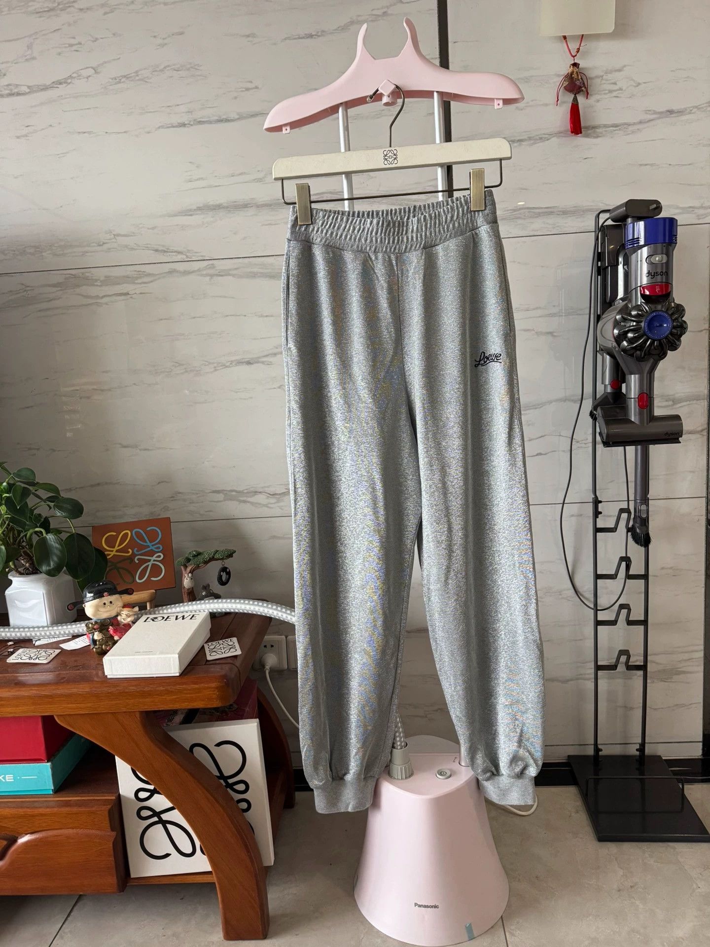Louis Vuitton LOEWE XS new metallic fiber shiny long sweatpants Size 25" / US 0 / IT 36 - 1 Thumbnail