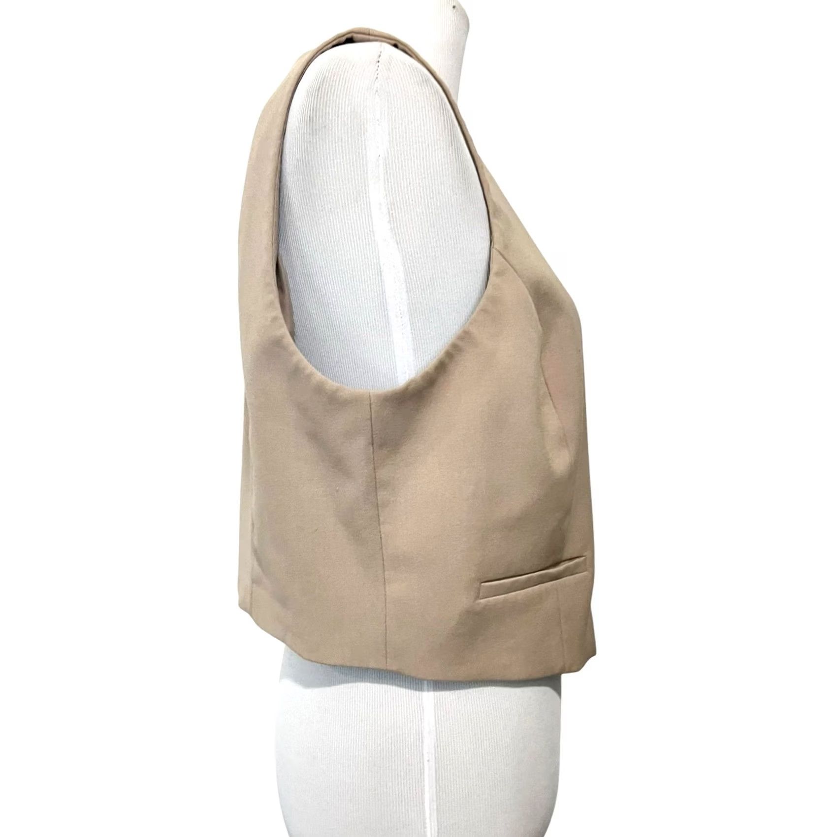 H&M H&M Women’s Button Vest Beige Classic Vest L Adult Regular Beig e? Size L / US 10 / IT 46 - 5 Thumbnail