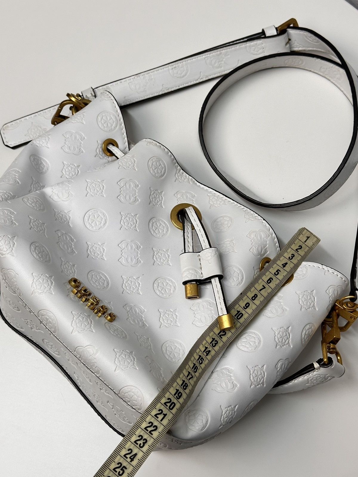 Guess Guess White Monogram Bucket Bag Gold Hardware Y2K Style Size ONE SIZE - 22 Thumbnail
