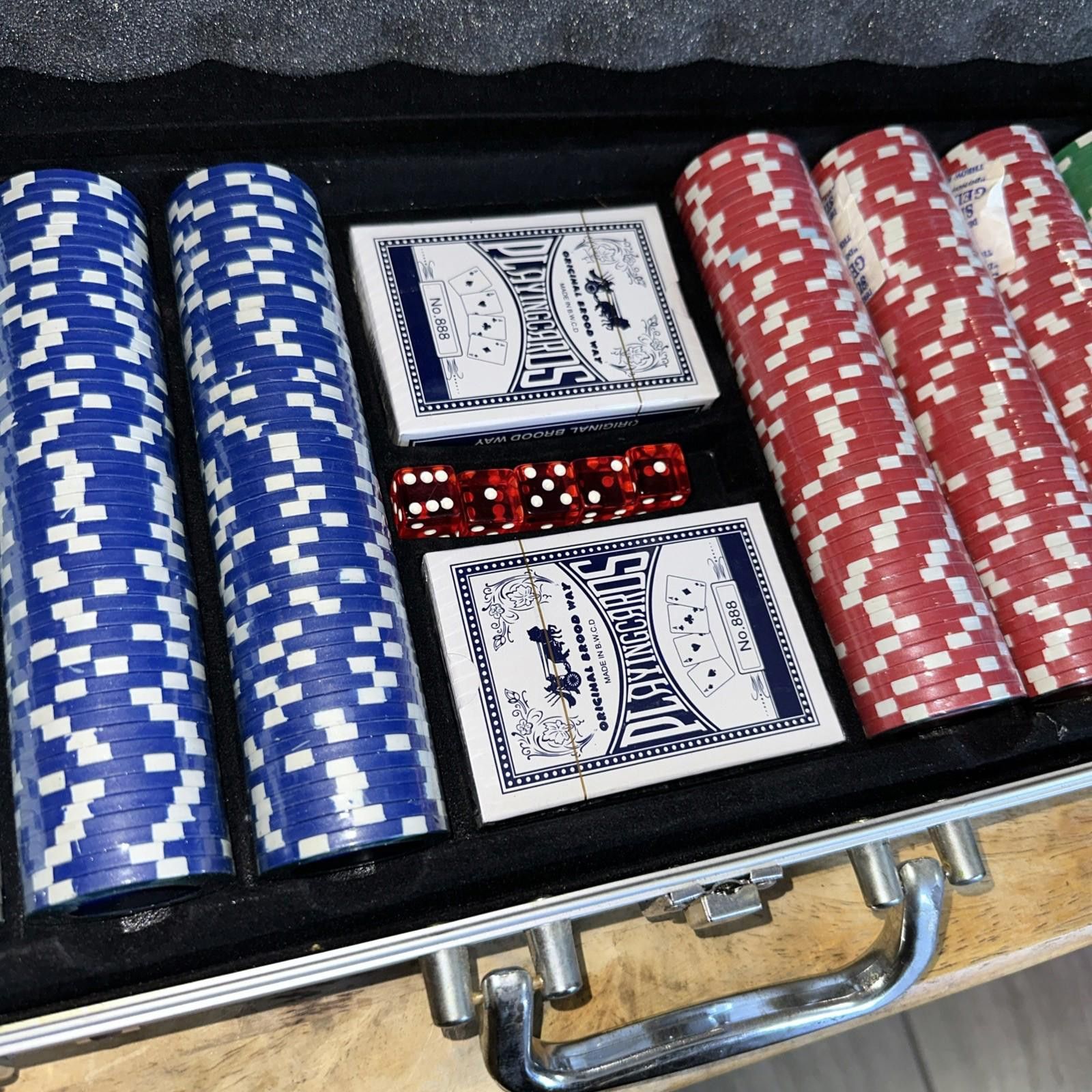 Other Texas Hold ‘Em Poker Chip Set 400+ With Metal Case Size ONE SIZE - 2 Thumbnail