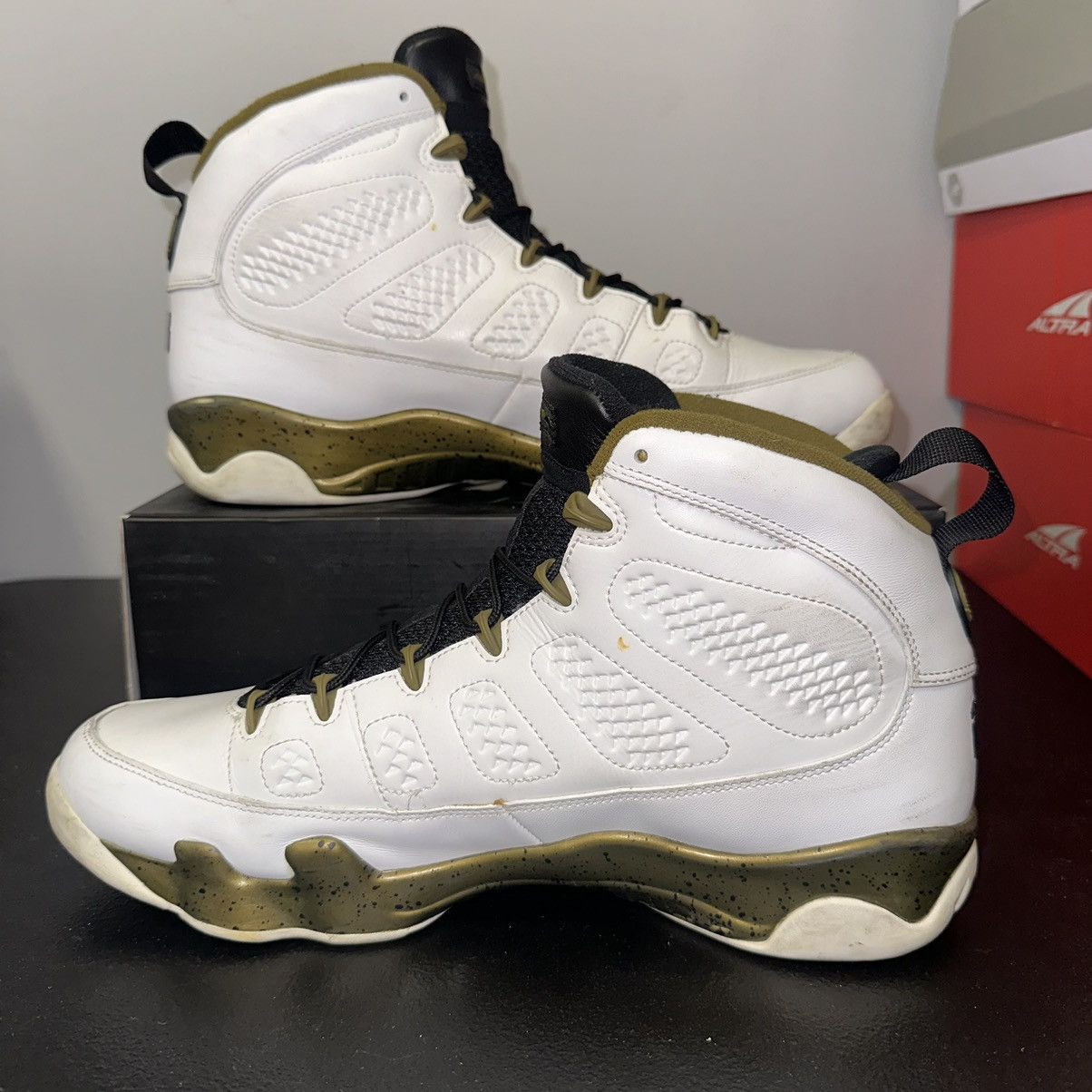Jordan Brand Size 14 - Nike Air Jordan 9 Retro Statue OG IX White Gold Size US 14 / EU 47 - 2 Thumbnail