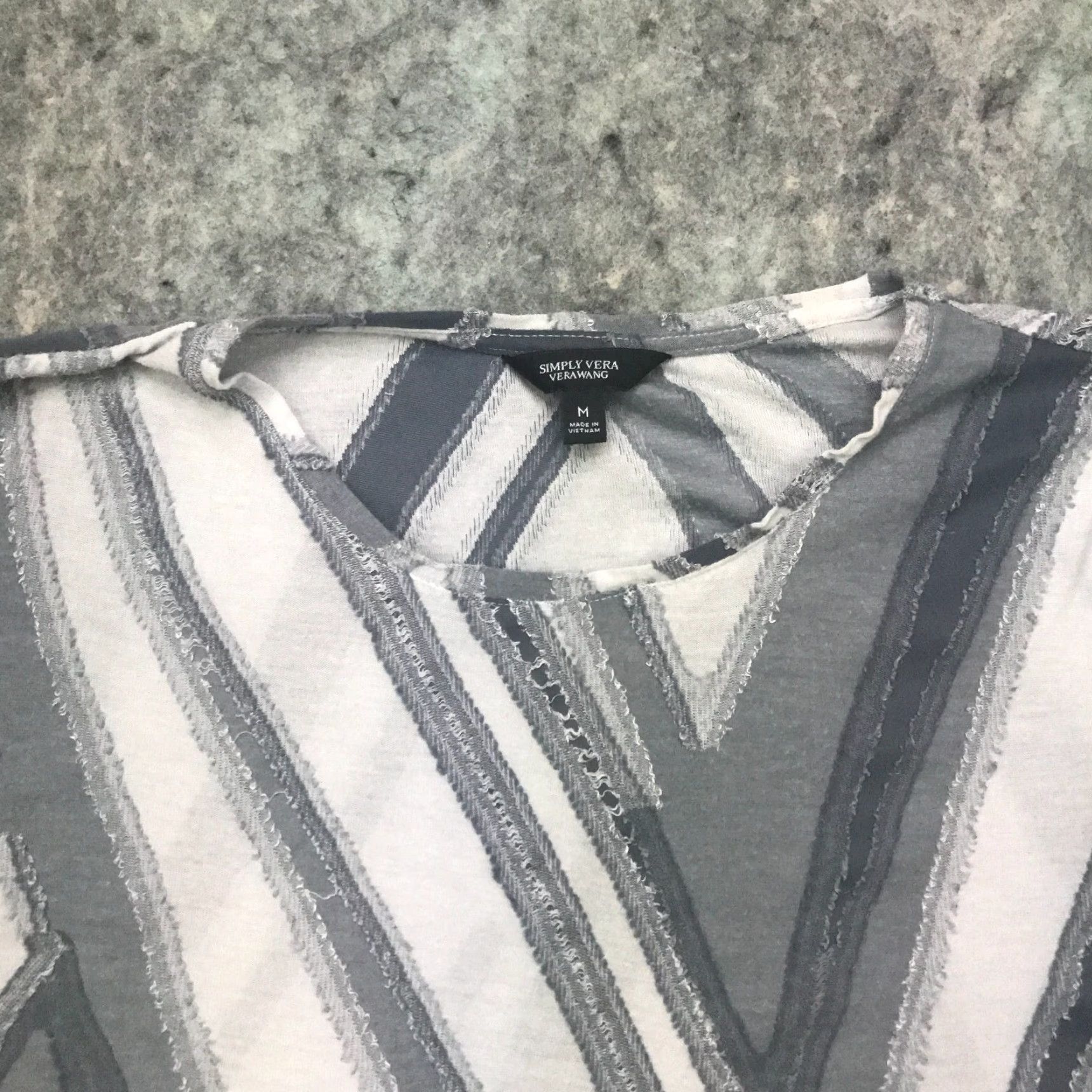 Vintage Vera Wang Simply Vera Womens Shirt Top Medium Gray Geometric Flowy Swing Top Blouse Size M / US 6-8 / IT 42-44 - 2 Thumbnail
