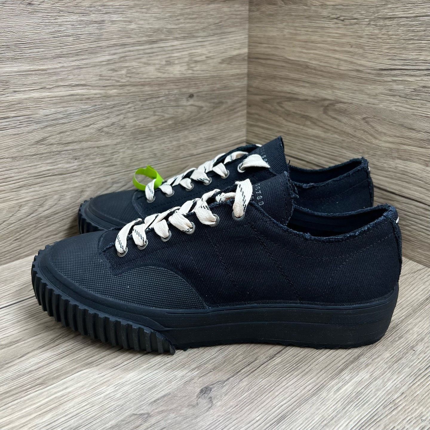 Maison Margiela Maison Margiela Canvas Black Lowtop Sneakers 9 Men Size US 9 / EU 42 - 1 Thumbnail
