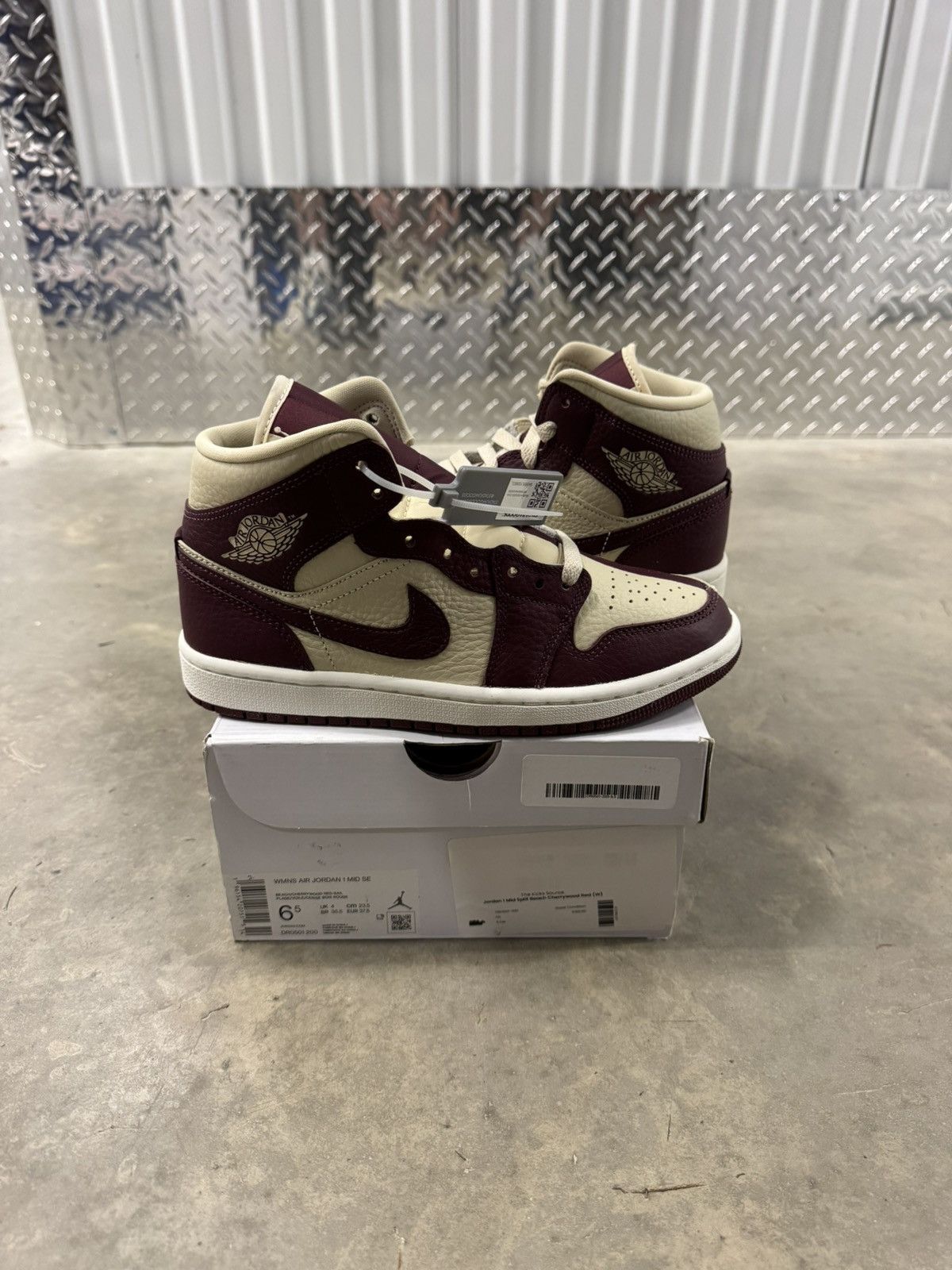 Jordan Brand Jordan 1 Mid SE WMNS Split Beach Cherrywood Size 6.5W Size US 6.5 / IT 36.5 - 1 Thumbnail