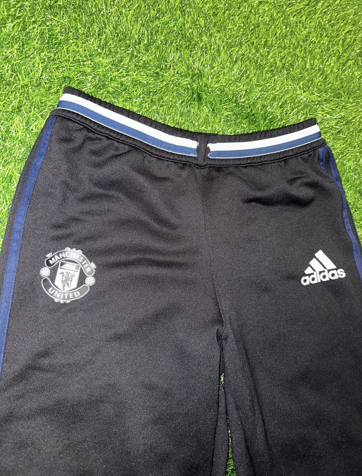Adidas Adidas Manchester United Soccer Pants Size Age 13-14Y Size US 28 / EU 44 - 2 Thumbnail