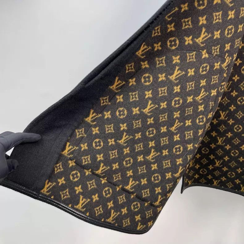 Louis Vuitton Louis Vuitton Black woolen cloak coat with full print on t Size XS / US 0-2 / IT 36-38 - 3 Thumbnail