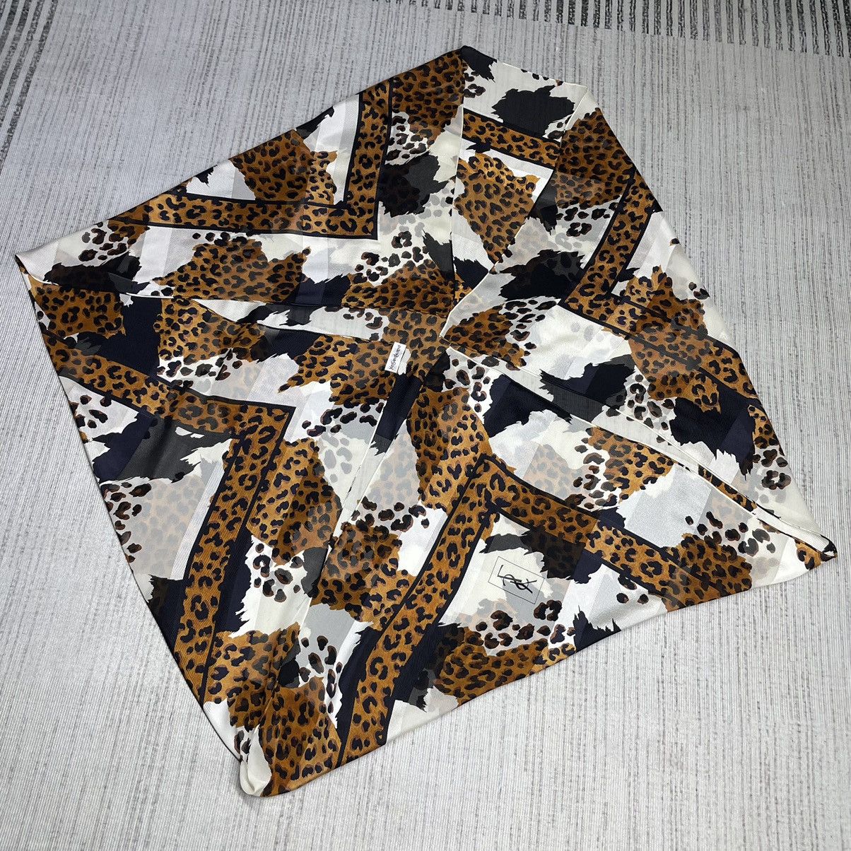 Saint Laurent Paris YvesSaintLaurent leopard silk Scarf Size ONE SIZE - 7 Thumbnail
