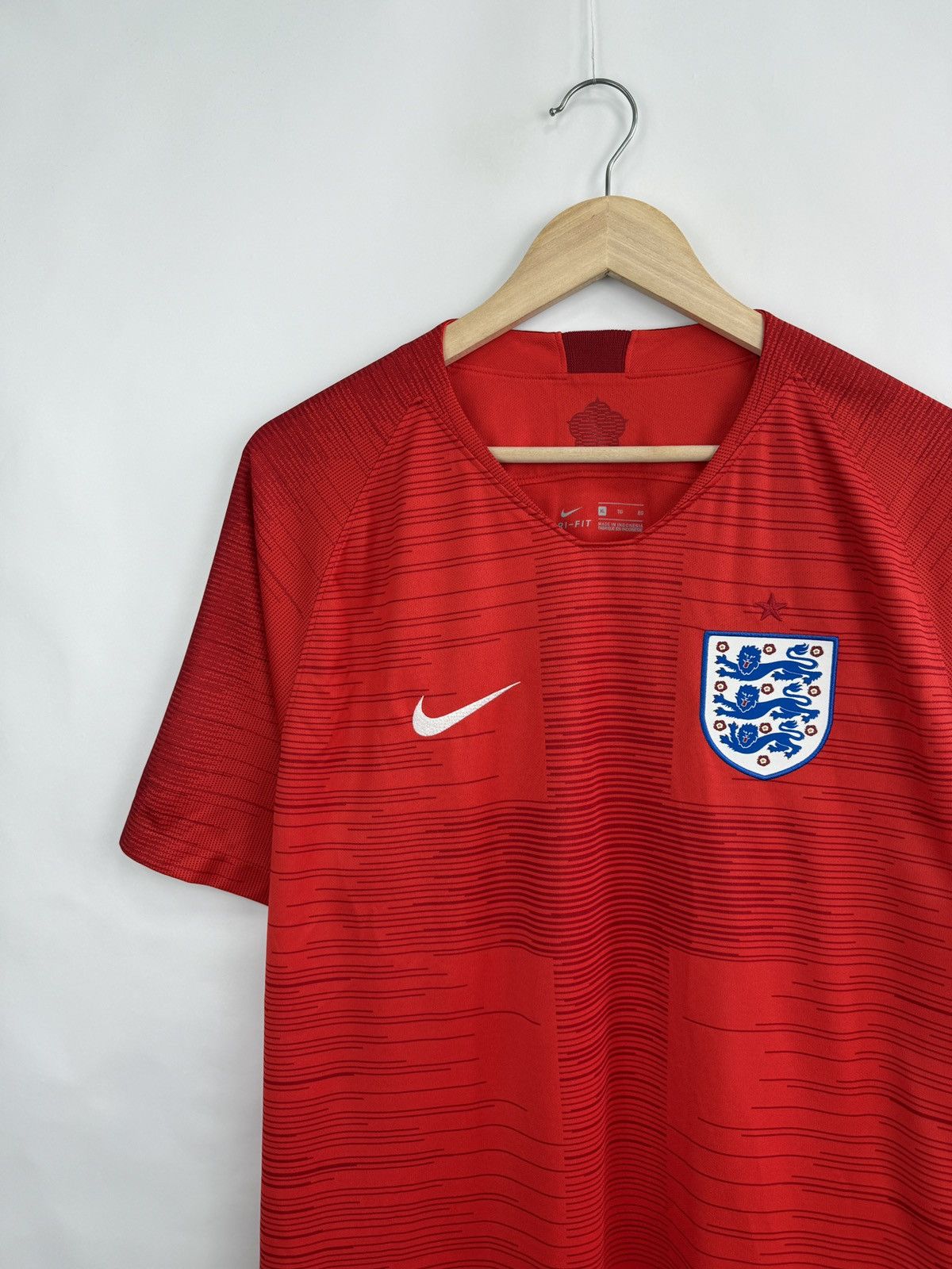 Nike 🏴󠁧󠁢󠁥󠁮󠁧󠁿 2018 Nike England Soccer Jersey T-Shirt Rare Retro Y2K Size US XL / EU 56 / 4 - 2 Thumbnail