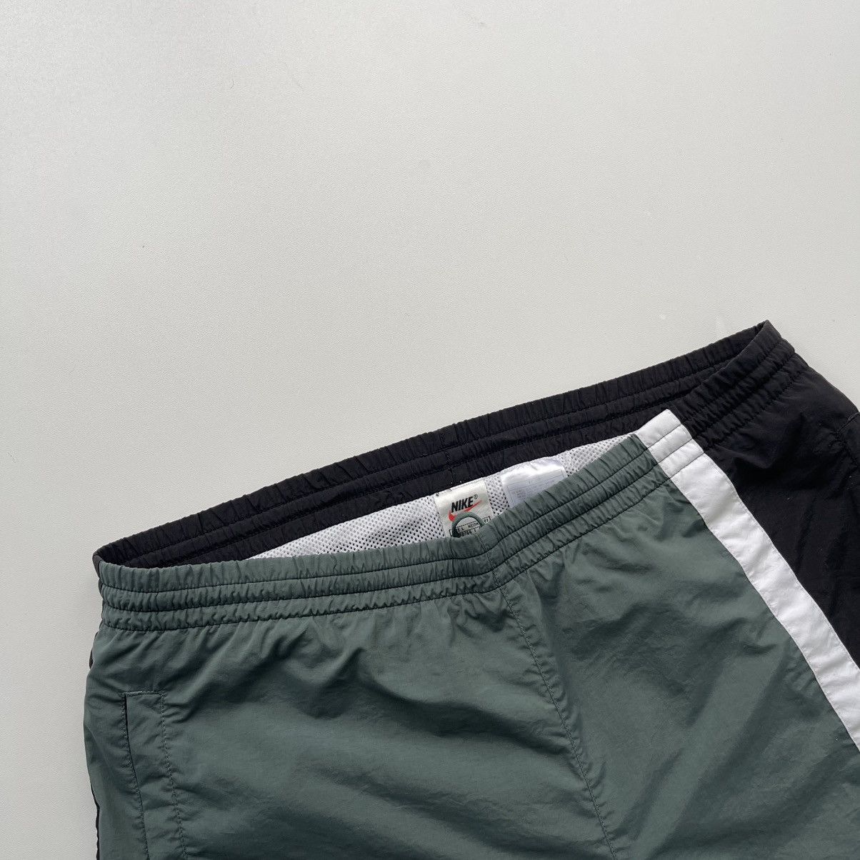 Nike × Vintage Nike Vintage Logo Shorts Green/Black/White Size US 34 / EU 50 - 2 Thumbnail
