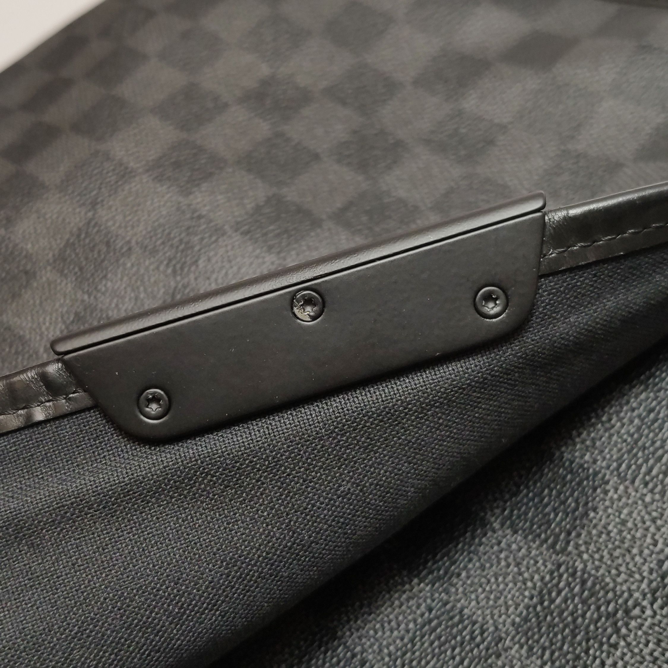 Louis Vuitton Louis Vuitton (LV) District leather checkerboard flap messe Size ONE SIZE - 9 Thumbnail