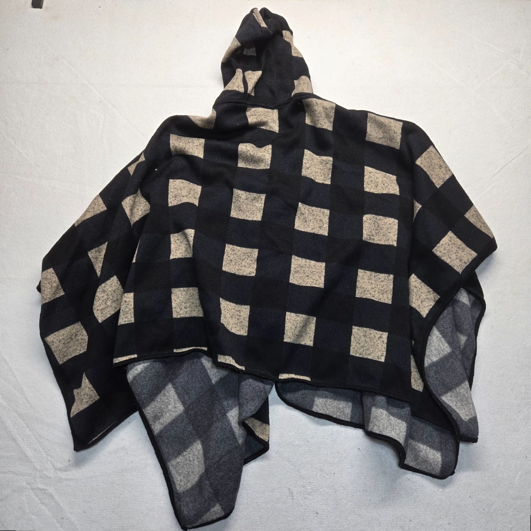 Vintage Le Moda Cape Poncho Women's One Size Black Brown Plaid Fleece Full Zip Pockets Capes Jacket Women's One Size Black Plaid Fleece Full Zip Pockets Size ONE SIZE - 5 Thumbnail