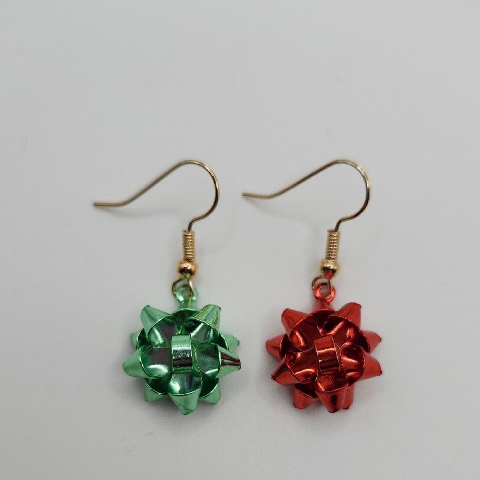 Other Festive Green and Red Metal Bow Earrings Christmas Holiday Size ONE SIZE - 2 Thumbnail