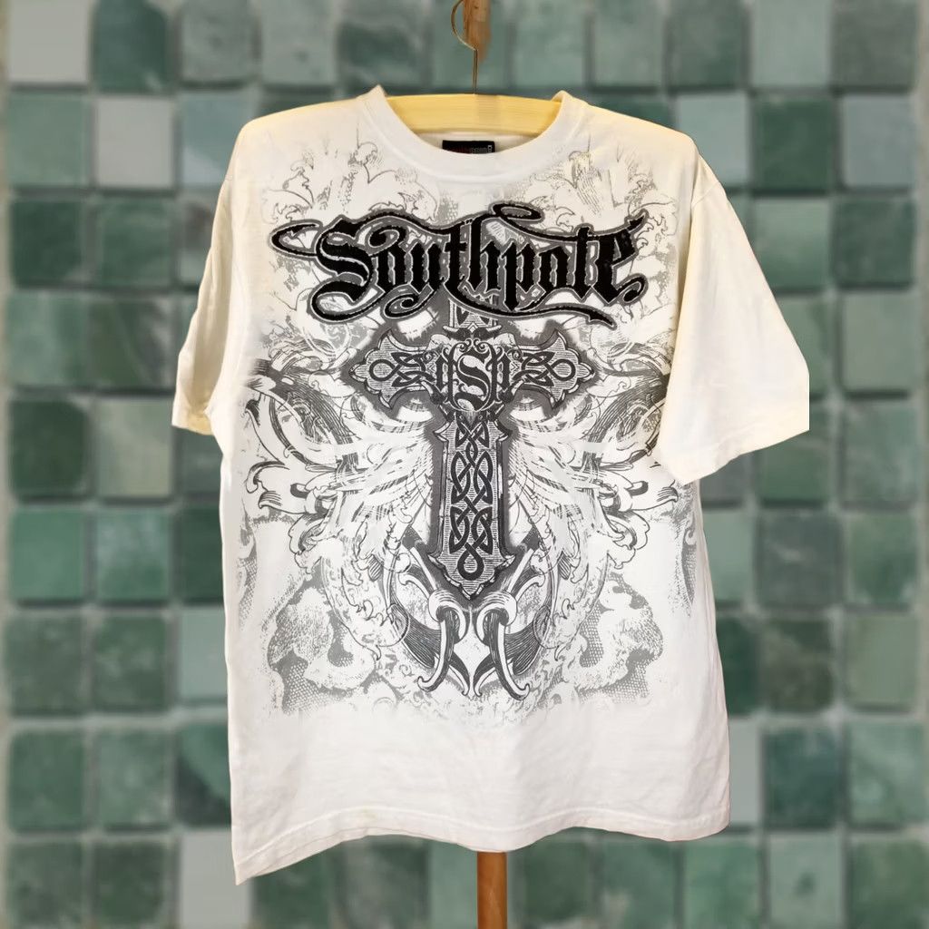 Southpole VINTAGE Southpole T-Shirt White Cotton Crew Neck Short Sleeve XL Mens 80s 90s Cross Grunge MMA Hip Hop Logo Stitch Front Back Chest 23in 29in Nan Size US XL / EU 56 / 4 - 1 Thumbnail