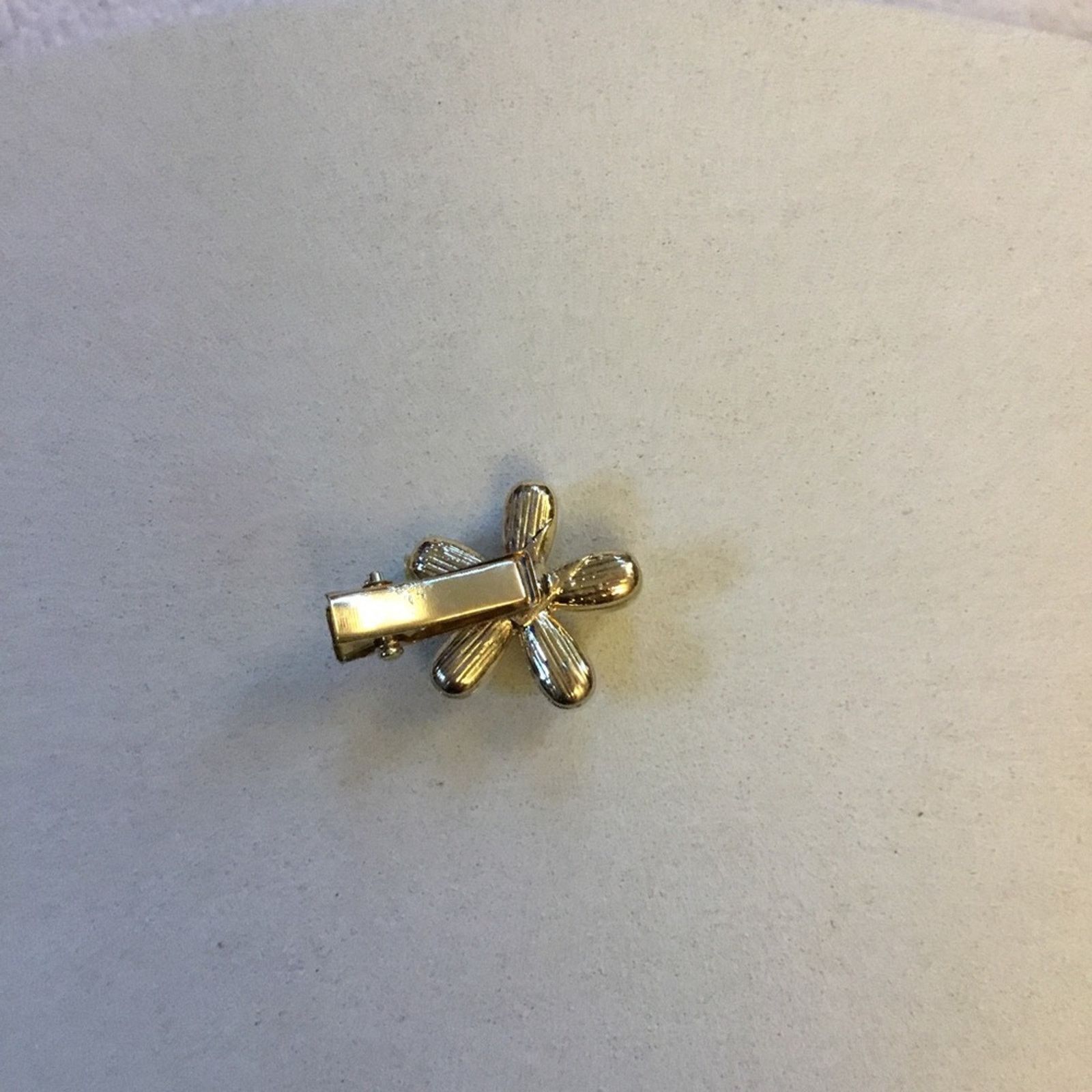 Other Elegant Pearl Flower Gold Hair Clip – Small Alligator Design Size ONE SIZE - 6 Thumbnail