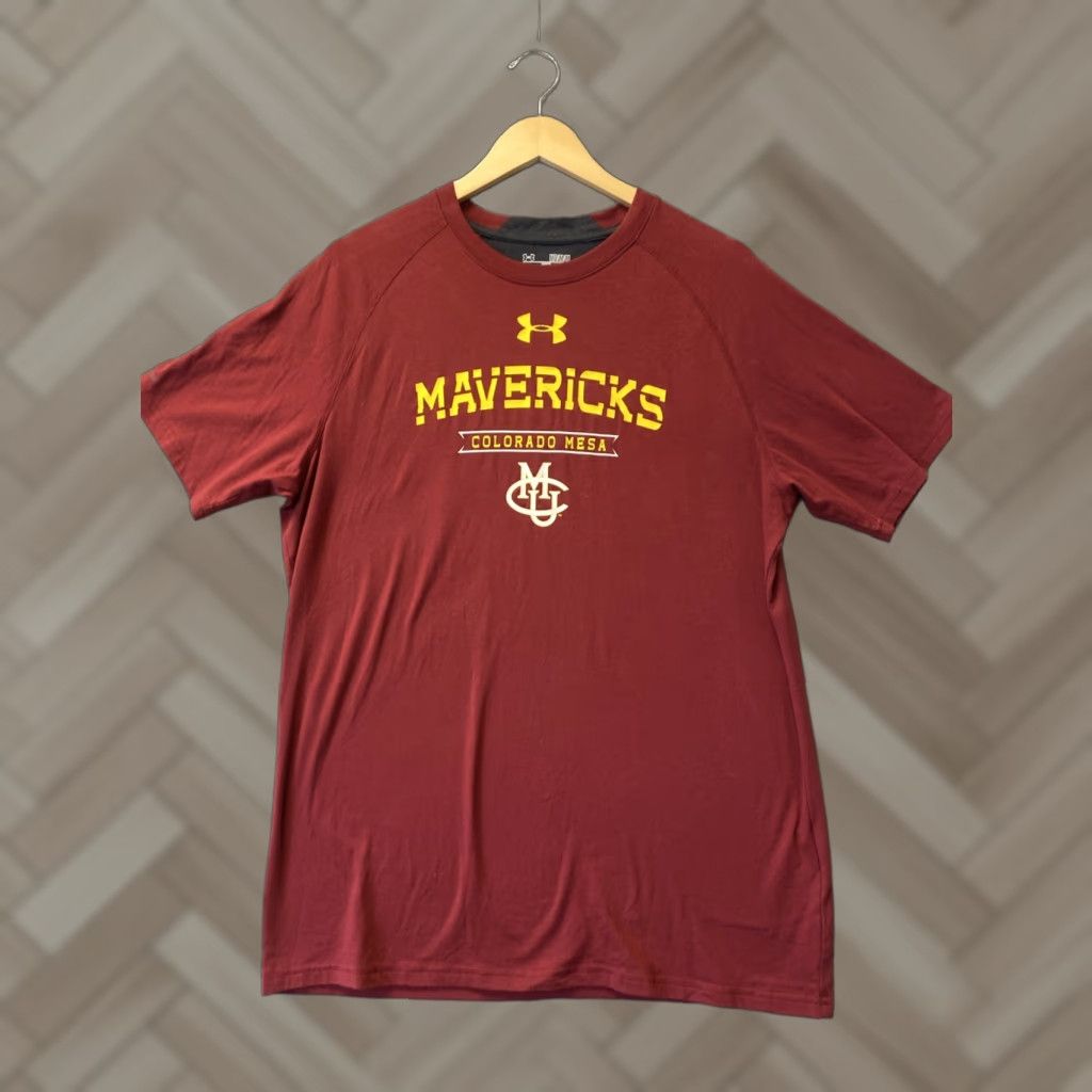 Under Armour VINTAGE? Under Armour Mavericks T Shirt M Mens Burgundy HeatGear Crew Neck Short Sleeve Maroon 14641 Men Size US M / EU 48-50 / 2 - 1 Thumbnail