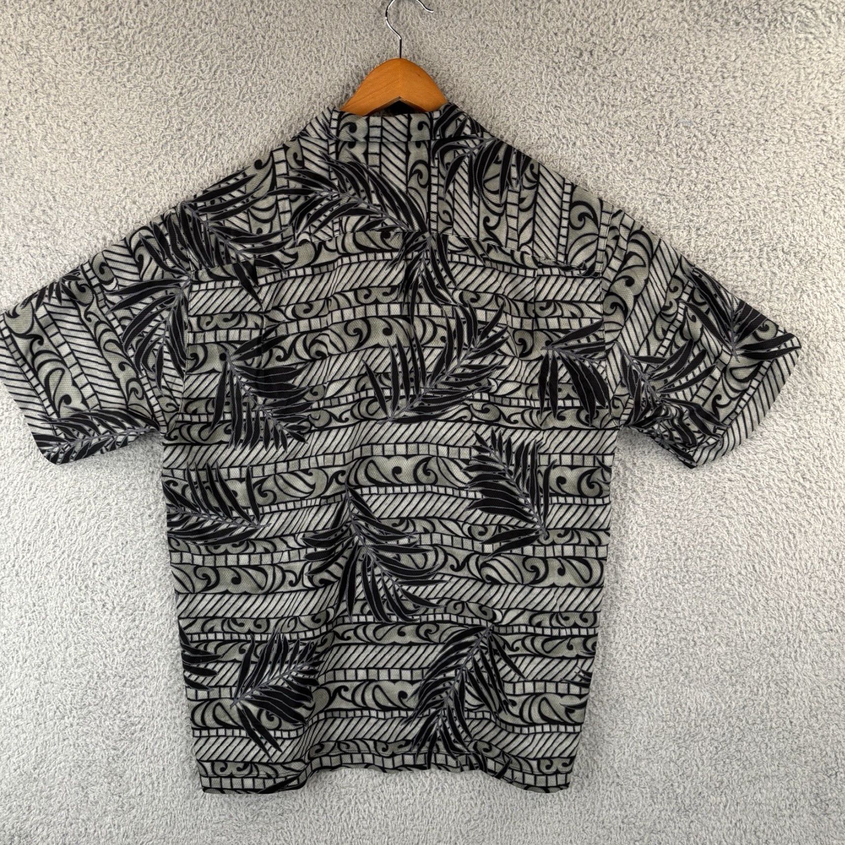 Tommy Bahama Tommy Bahama Silk Camp Shirt Mens Large Black Floral Beach Hawaiian Loop Collar Button-Up Short Sleeve Beach Mens L Black Silk Camp Shirt Size US L / EU 52-54 / 3 - 5 Thumbnail
