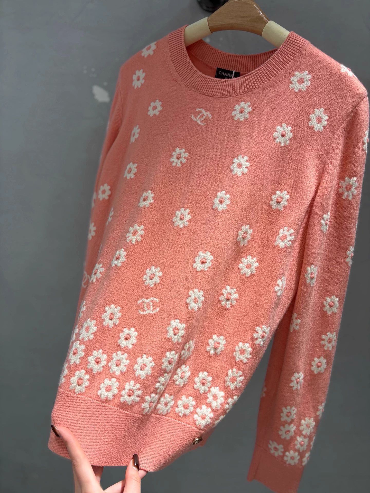 Chanel Chanel tangerine pink floral cashmere knit deadstock 42 Size M / US 6-8 / IT 42-44 - 3 Thumbnail