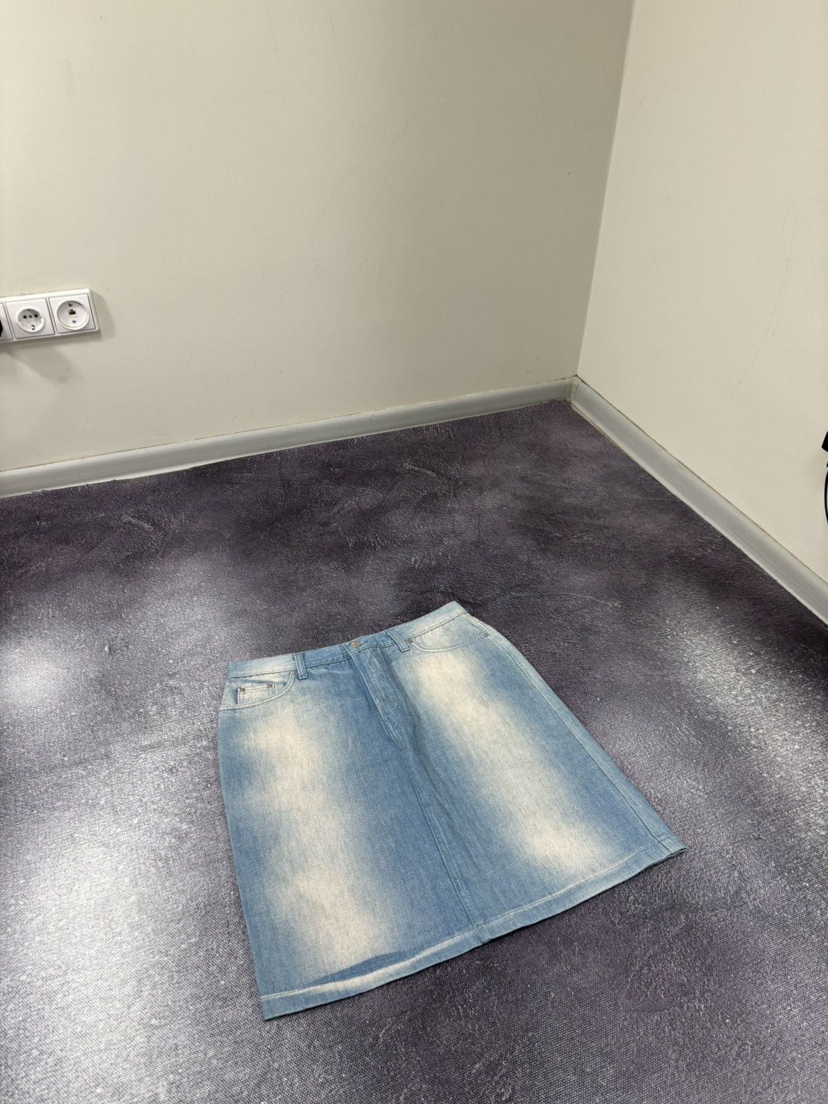 GF Ferre Vintage Gianfranco Ferre Women’s Luxury Faded Denim Skirt Size 30" / US 8 / IT 44 - 3 Thumbnail