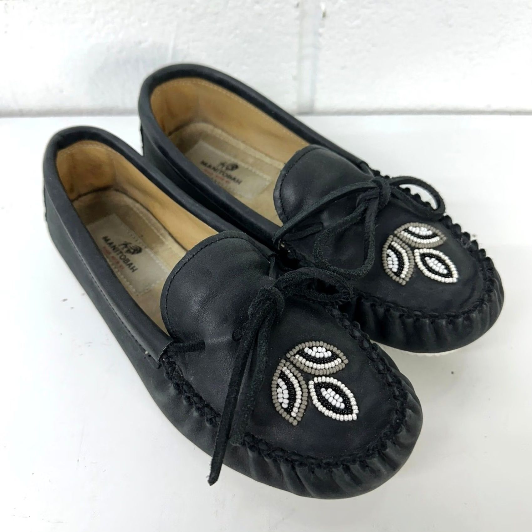 Vintage Manitobah Mukluks Black Leather Moccasin Slip-On Women’s 7 Beaded Leaf Bow Slip-On Casual Vintage: No, 90s, etc. Size US 8 / IT 38 - 2 Thumbnail