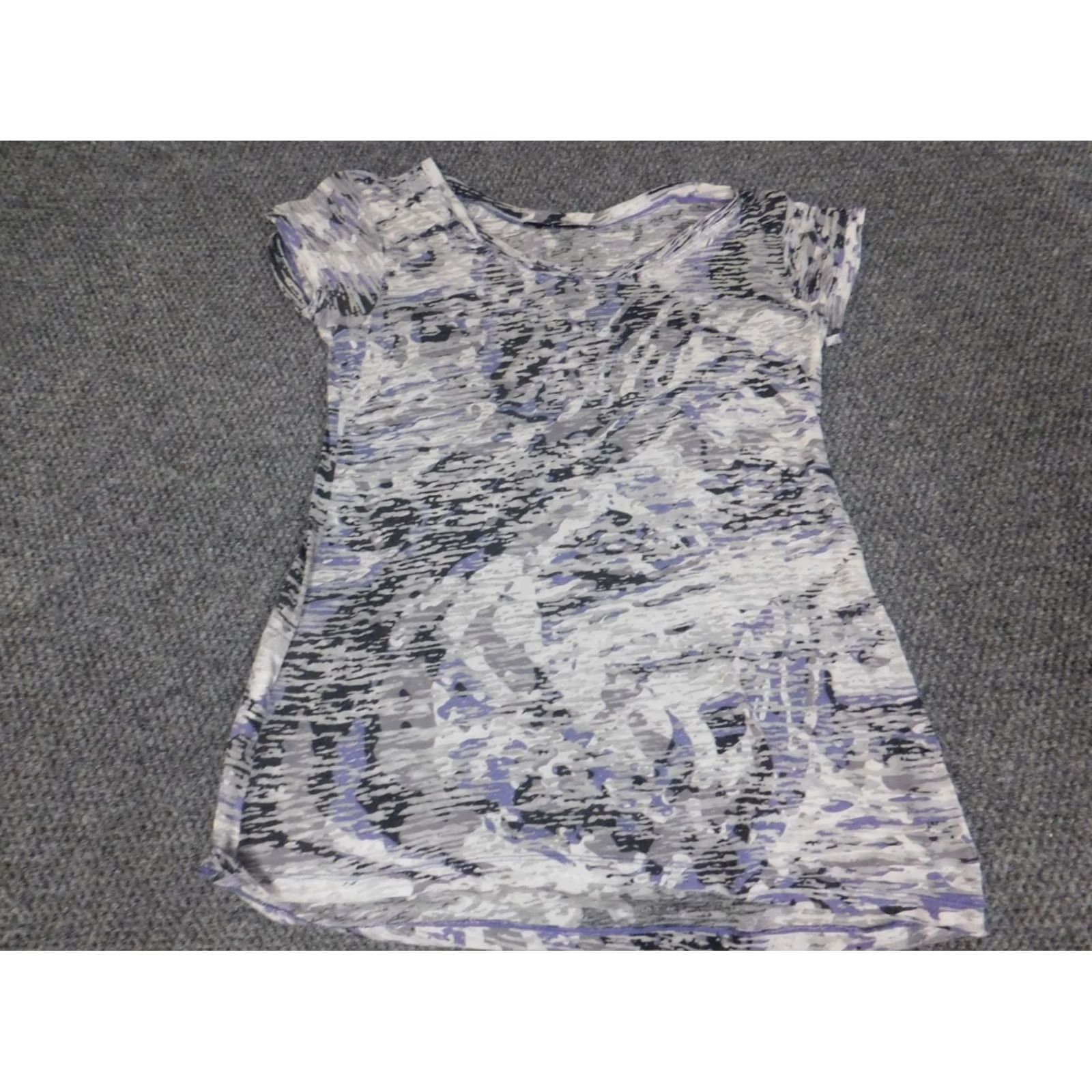 Bcbgmaxazria BCBGMAXAZRIA Blouse M Regular Women Gray Crew Neck Short Sleeve Pullover Geometric Stretch Button Basic Casual Size M / US 6-8 / IT 42-44 - 2 Thumbnail