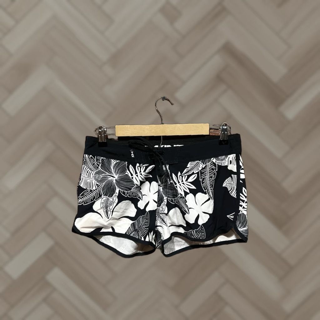 Dakine Dakine Womens Black Floral Pattern Swim Shorts Bottoms 26 Dark Floral Pattern Swim Shorts Womens 26 Black Dakine Women’s Size 26" / US 2 / IT 38 - 1 Thumbnail