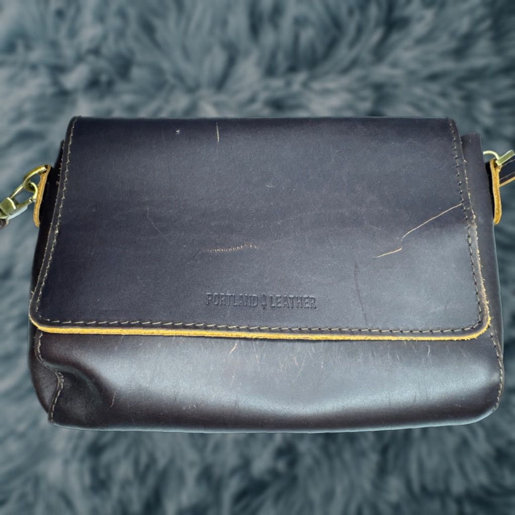 Vintage Portland Leather Crossbody Shoulder Bag Purse Brown Adjustable Strap Women Crossbody Leather Rubs Scratches Size ONE SIZE - 1 Thumbnail
