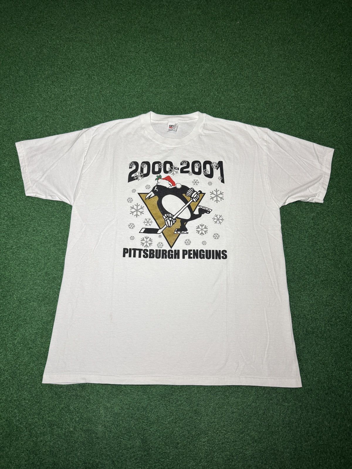 Vintage Vintage Y2K Pittsburgh Penguins Christmas Santa XL T Shirt Size US XL / EU 56 / 4 - 1 Thumbnail