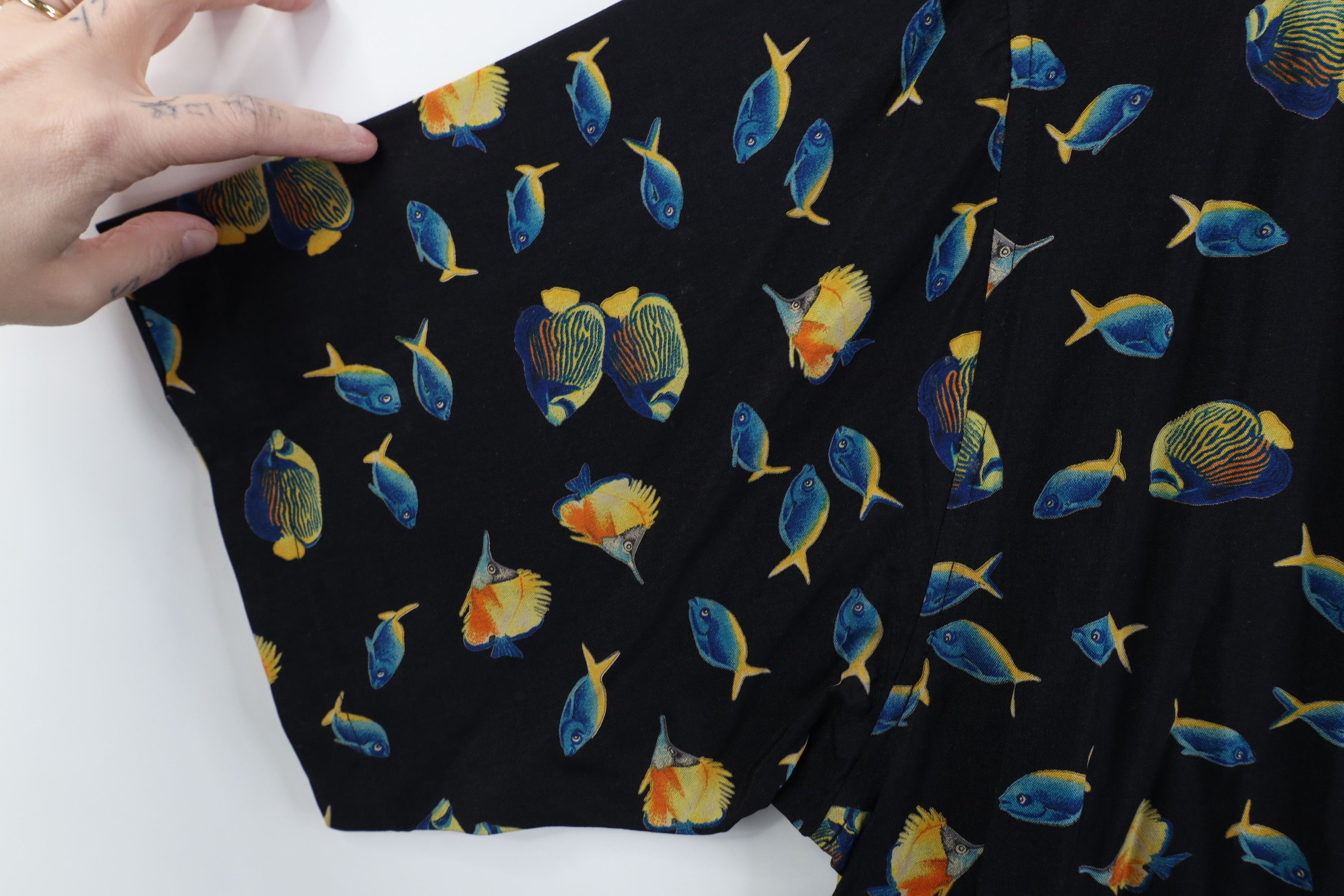 Vintage Vintage 90s Streetwear Collar Fish Collared Button Shirt AOP Size US XL / EU 56 / 4 - 10 Thumbnail