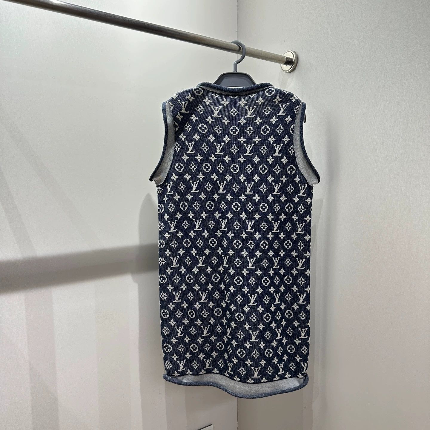 Louis Vuitton LV 24SS Monogram Gold Chain Sleeveless Wool XS Dress Size XS / US 0-2 / IT 36-38 - 2 Thumbnail