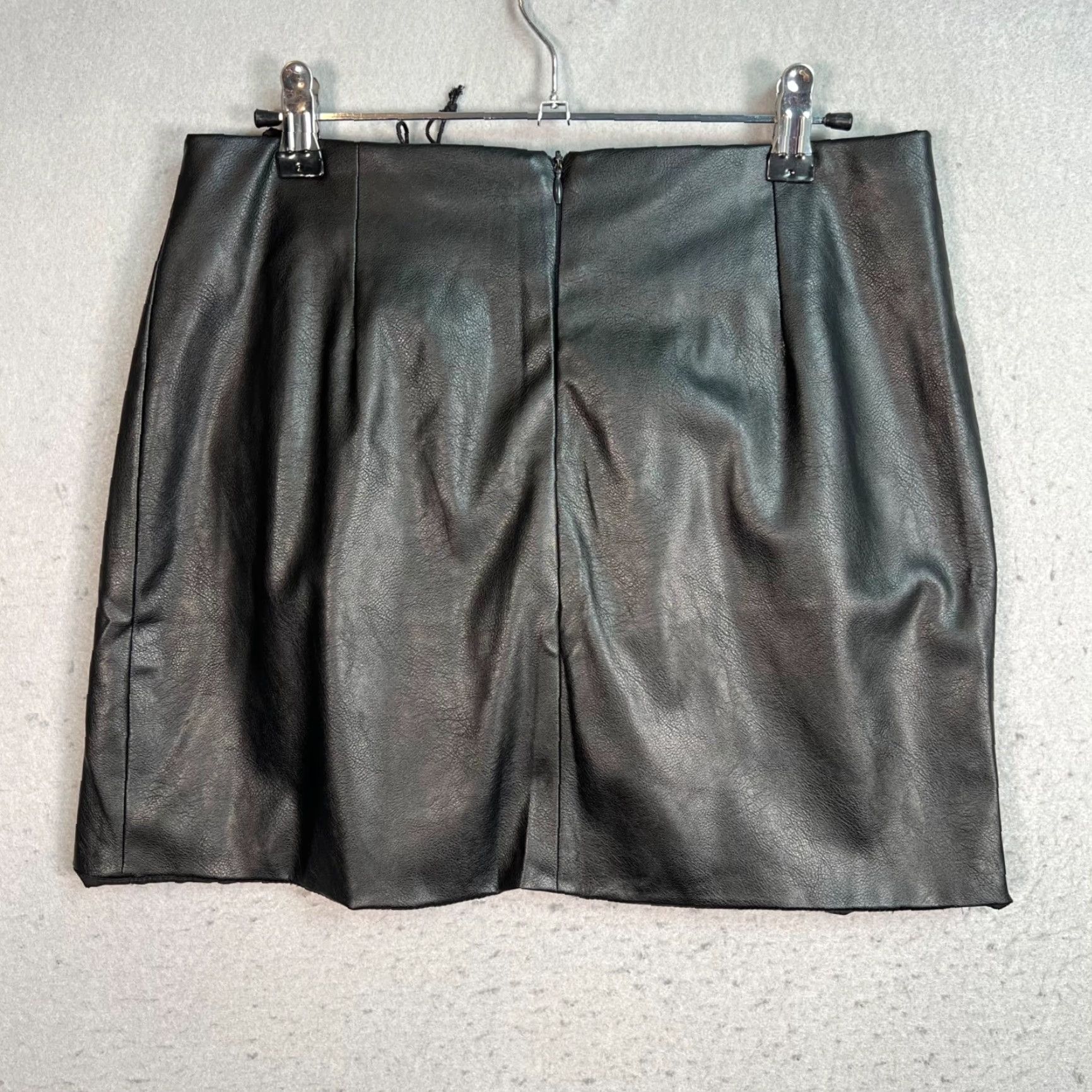 Vintage VINTAGE Nonchalant Label Womens Small Black Faux Leather Mini Skirt Button Detail Size 28" / US 6 / IT 42 - 2 Thumbnail