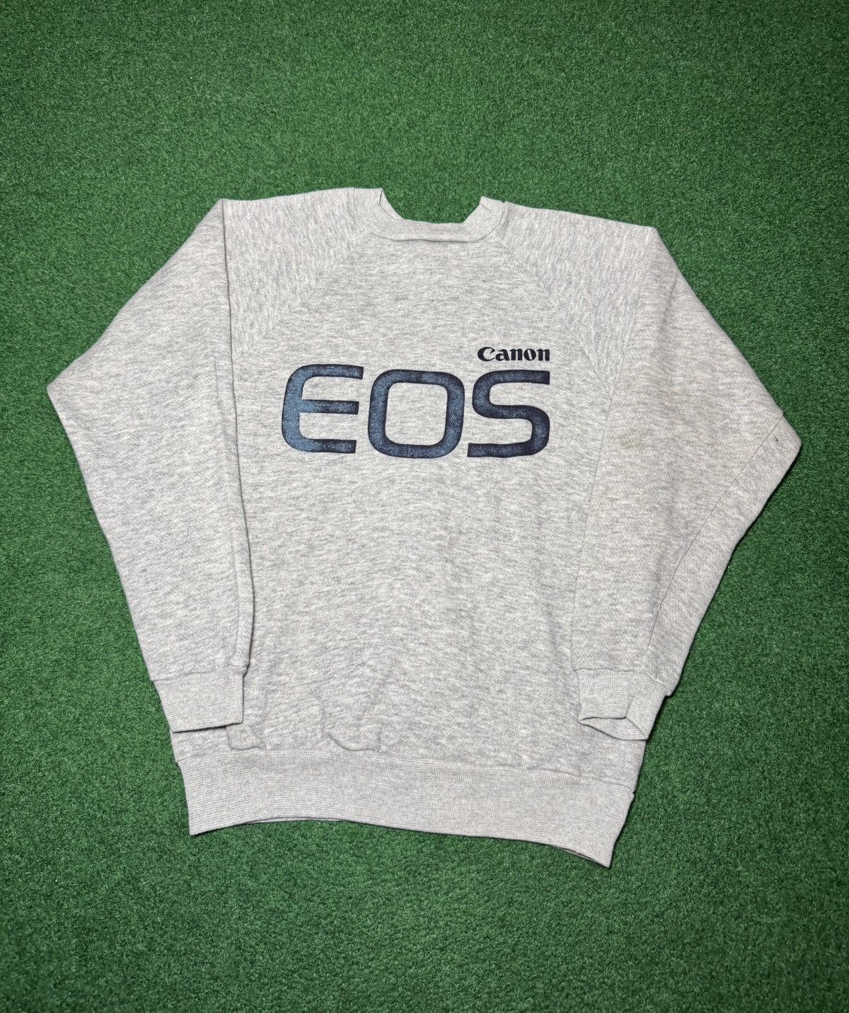 Canon Vintage 80s Canon Eos 35mm Camera 18.5x24 Gray Sweatshirt Size US M / EU 48-50 / 2 - 1 Thumbnail